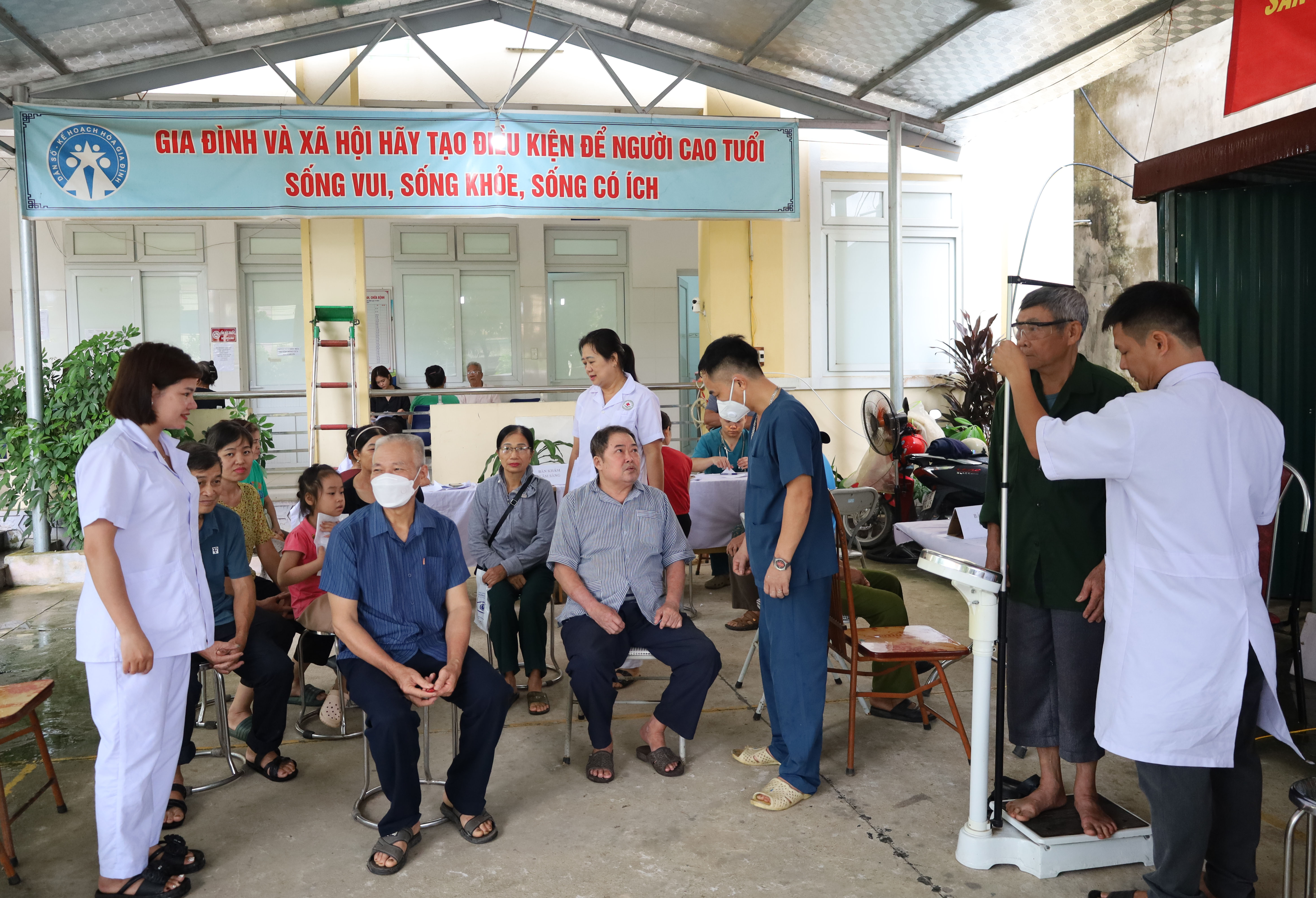 Xã Tân Long hơn 300 lượt người dân được khám mắt miễn phí 