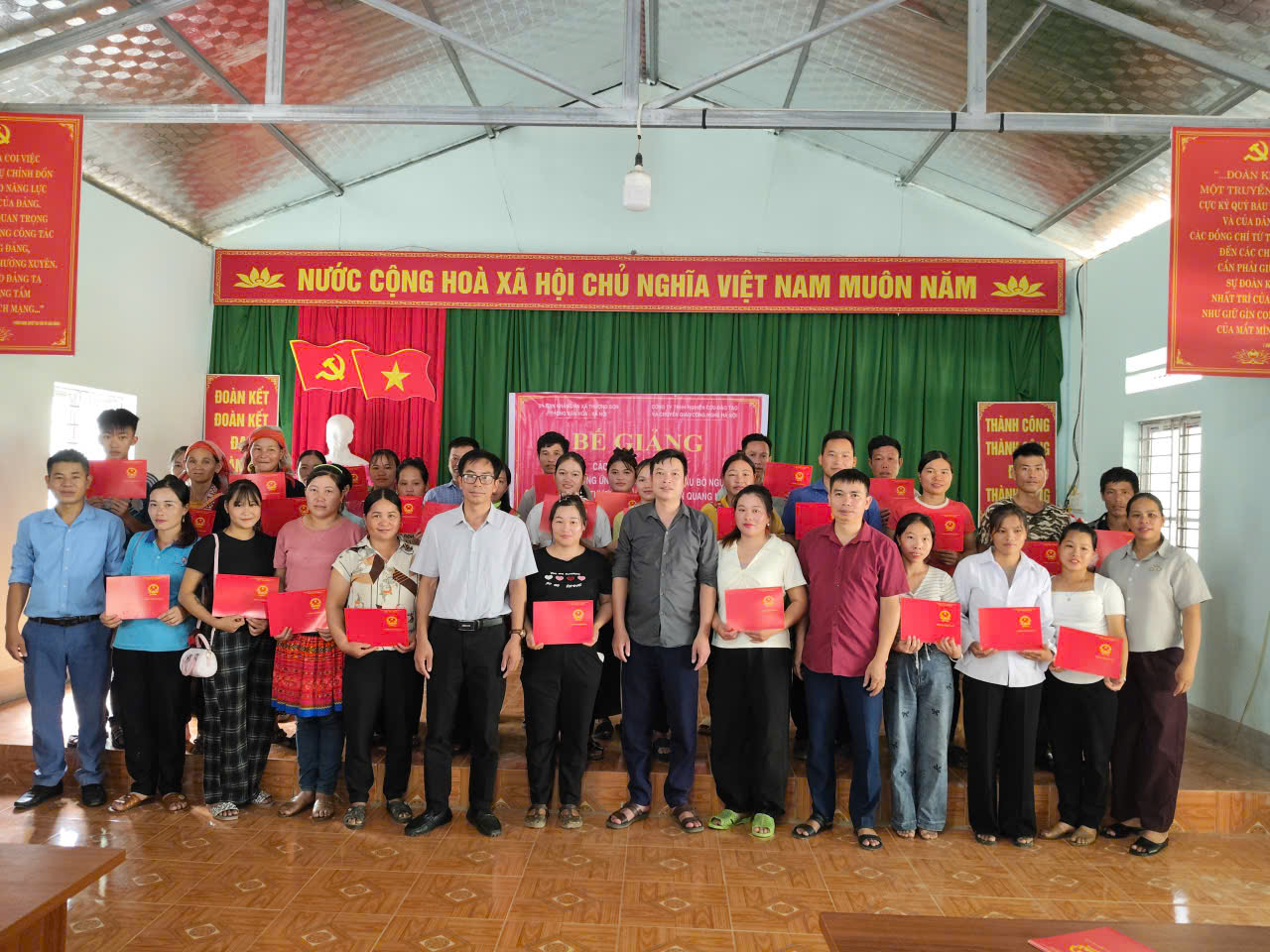 BẾ GIẢNG CÁC LỚP ĐÀO TẠO NGHỀ NUÔI VÀ CUNG ỨNG SẢN PHẨM TRÂU,BÒ,  NGỰA CHO LAO ĐỘNG NÔNG THÔN TẠI XÃ THƯỢNG SƠN