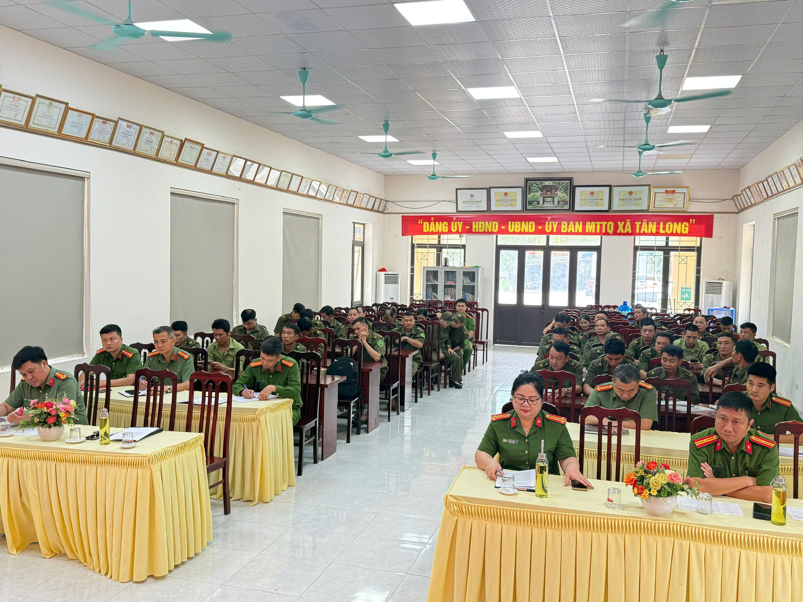 CÔNG AN XÃ TÂN LONG GIAO BAN LỰC LƯỢNG BẢO VỆ AN NINH, TRẬT TỰ 6 THÁNG ĐẦU NĂM