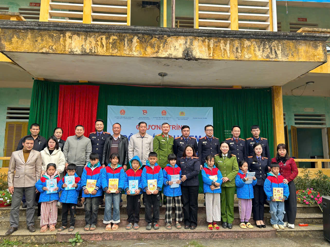 LAN TOẢ PHÁP LUẬT - SẺ CHIA YÊU THƯƠNG CÙNG HỌC SINH XÃ BẰNG HÀNH