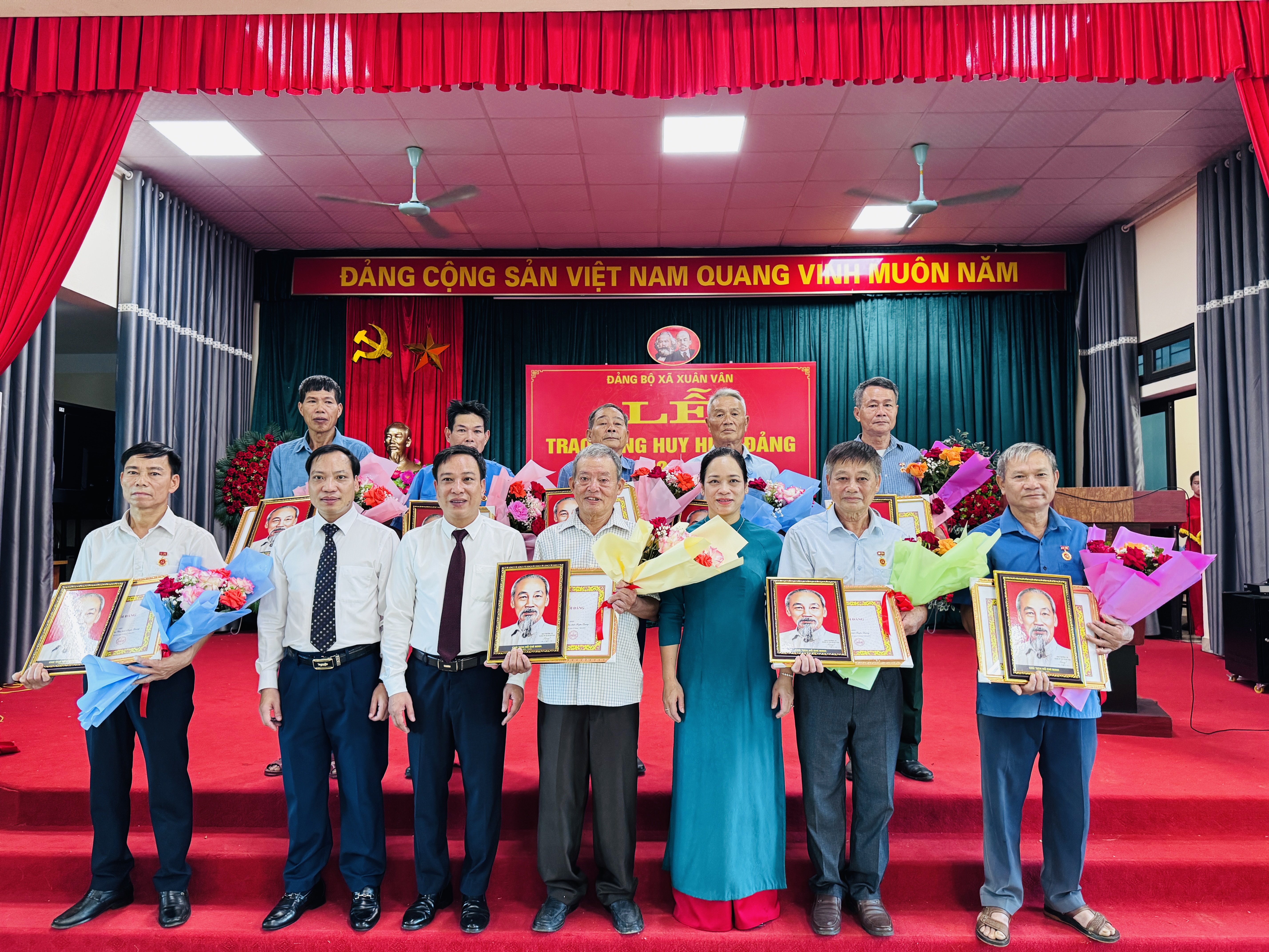 XUÂN VÂN: TRAO TẶNG HUY HIỆU ĐẢNG ĐỢT 2/9/2026 CHO 27 ĐẢNG VIÊN
