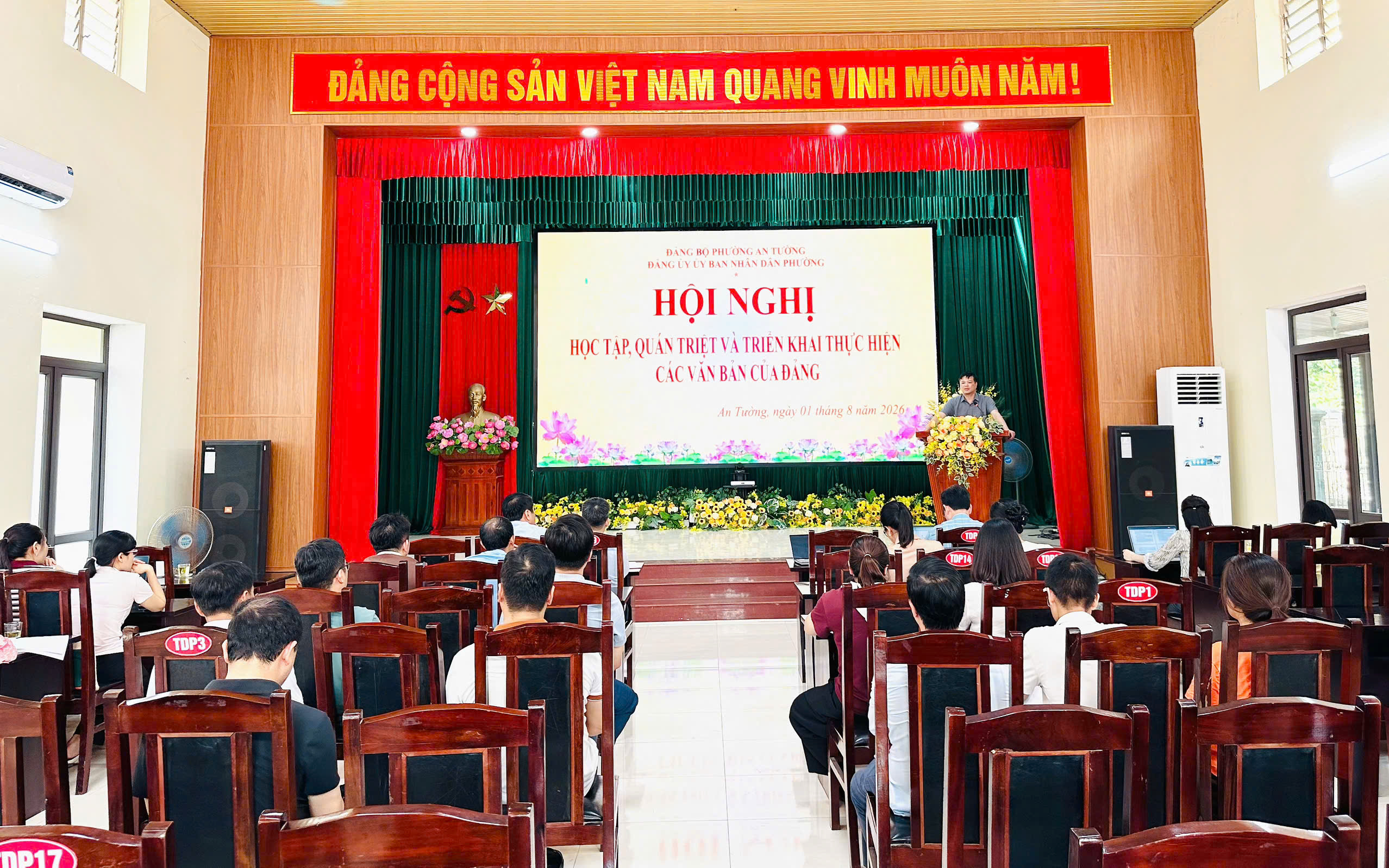 Hội nghị học tập, quán triệt và triển khai thực hiện các văn bản của Đảng 
