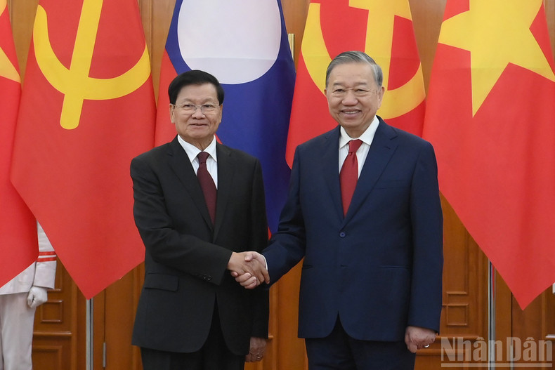 Top Vietnamese, Lao leaders hold talks in Ha Noi