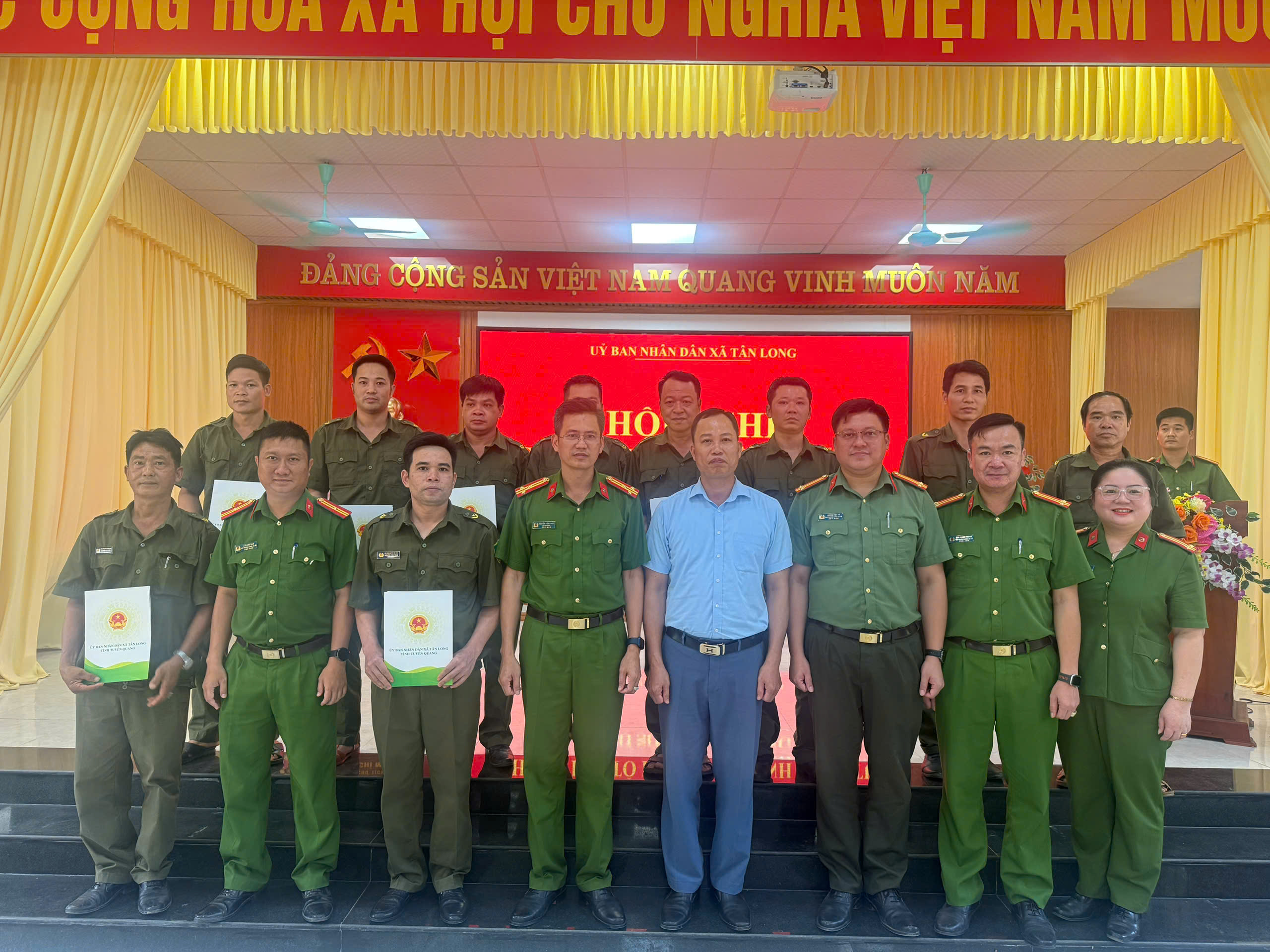 CÔNG AN XÃ TÂN LONG CÔNG BỐ QUYẾT ĐỊNH KIỆN TOÀN LỰC LƯỢNG THAM GIA BẢO VỆ AN NINH, TRẬT TỰ Ở CƠ SỞ