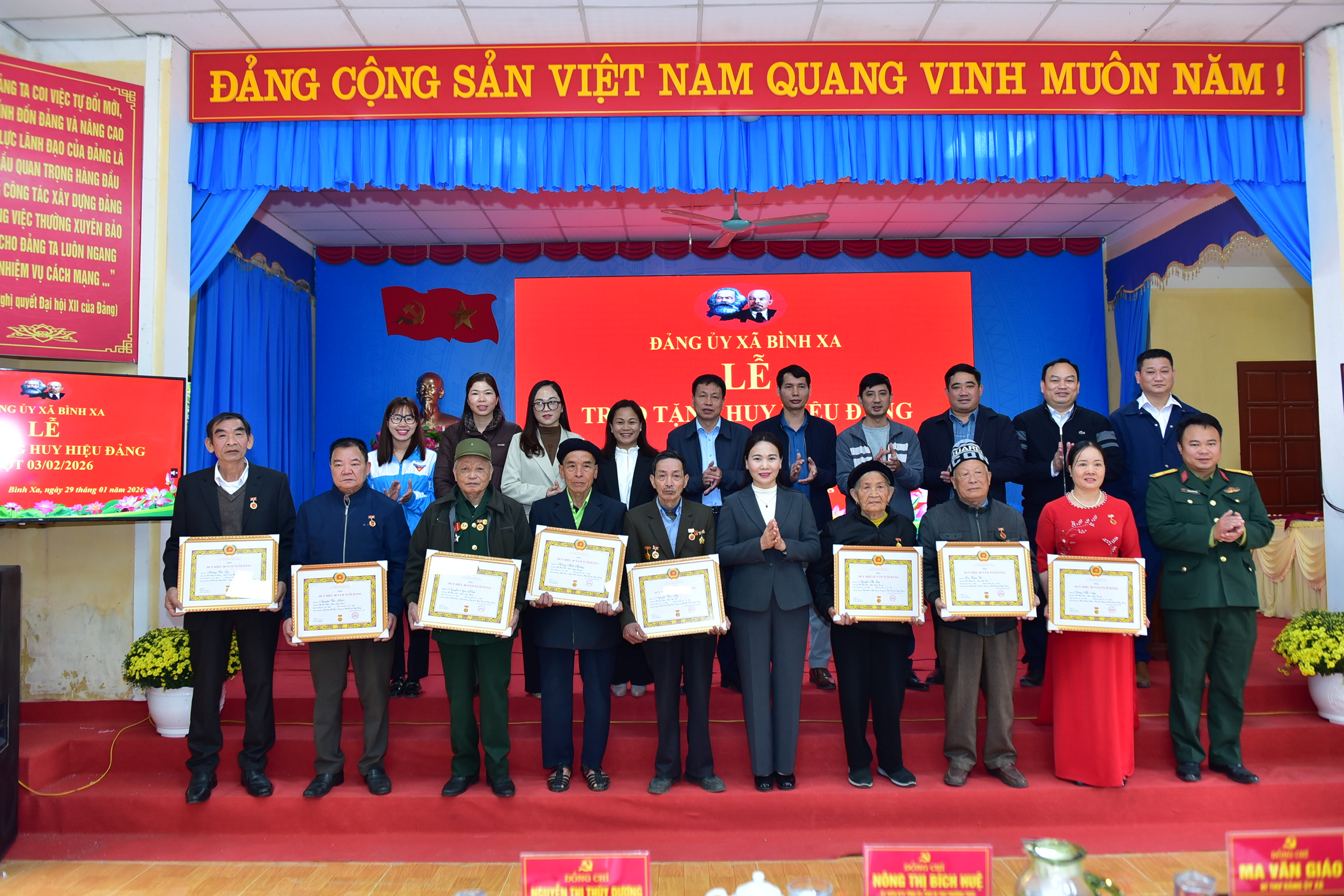 Đồng chí Phó Bí thư Thường trực Đảng ủy UBND tỉnh Nông Thị Bích Huệ dự Lễ trao Huy hiệu Đảng tại Đảng bộ xã Bình Xa