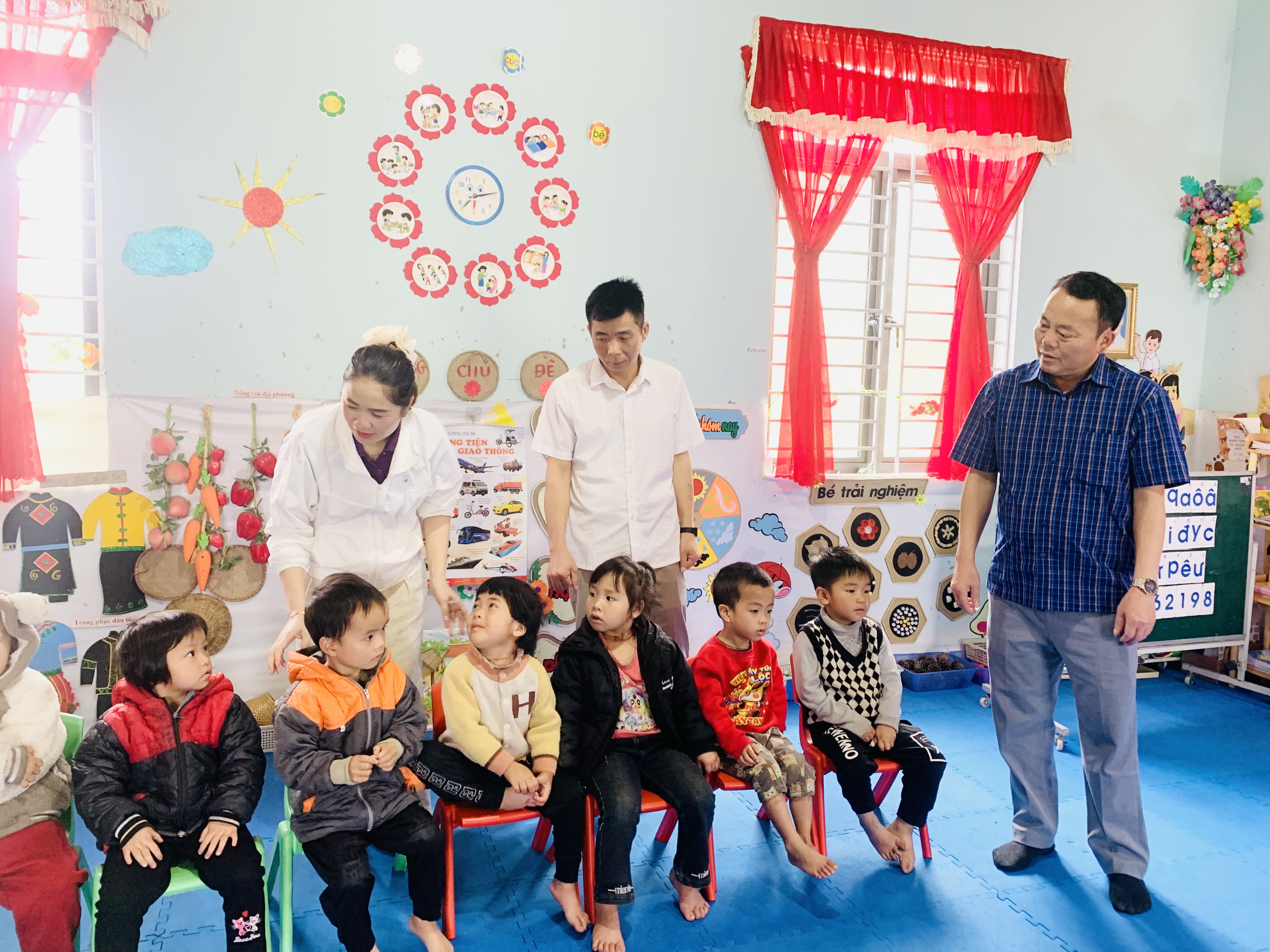 Phó Chủ tịch HĐND xã Vương Ngọc Tẩn kiểm tra công tác giáo dục tại điểm trường Vả Thàng 2.