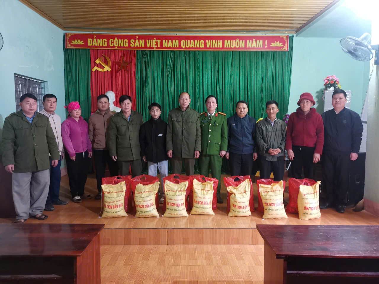 Công an xã Vĩnh Tuy phối hợp trao quà Tết cho hộ nghèo thôn Khuổi Le