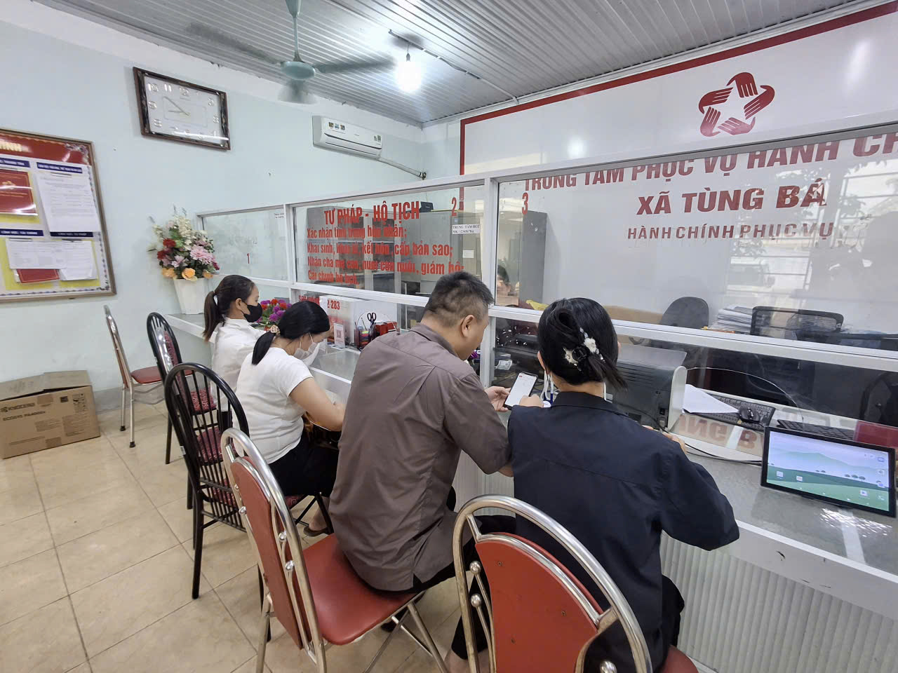 Đẩy mạnh chuyển đổi số, hướng dẫn công dân đăng nhập tài khoản định danh điện tử mức độ 2 tại Trung tâm Phục vụ hành chính công xã và các thôn trên địa bàn