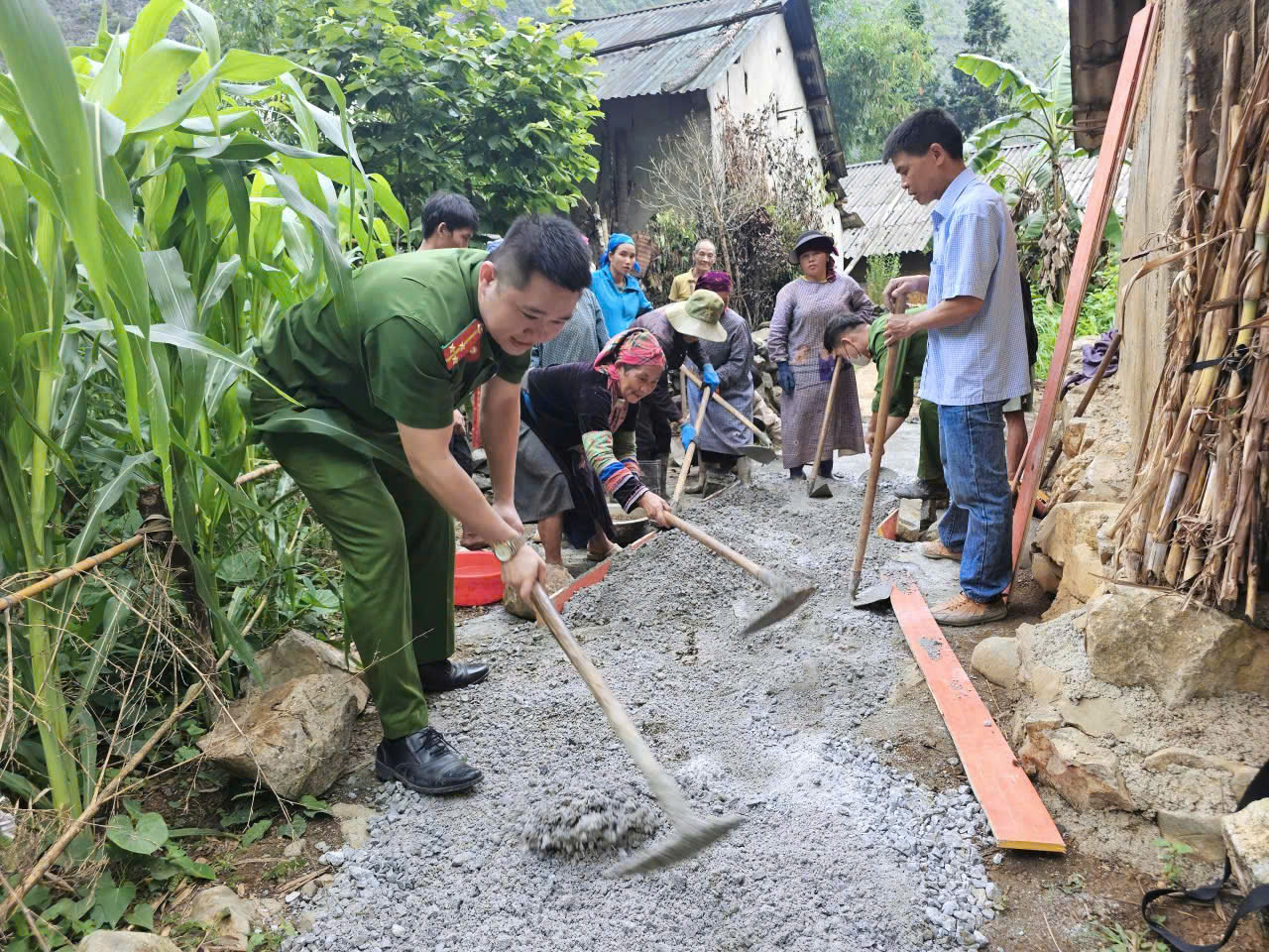CÔNG AN XÃ SỦNG MÁNG THIẾT THỰC HƯỞNG ỨNG PHONG TRÀO THI ĐUA “BA NHẤT” GẮN VỚI CHIẾN DỊCH THANH NIÊN TÌNH NGUYỆN HÈ NĂM 2026