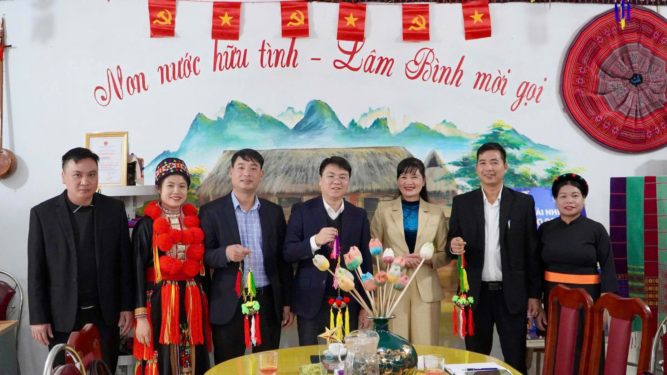 Đồng chí Bí thư Đảng uỷ xã Tô Viết Hiệp thăm gian hàng thổ cẩm Lâm Bình