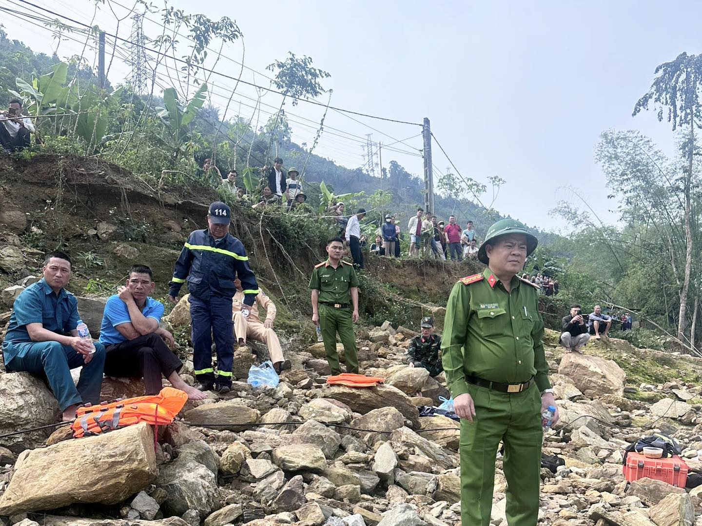 TRẮNG ĐÊM NỖ LỰC TÌM KIẾM HAI VỢ CHỒNG MẤT TÍCH DO LẬT THUYỀN TRÊN HỒ THỦY ĐIỆN