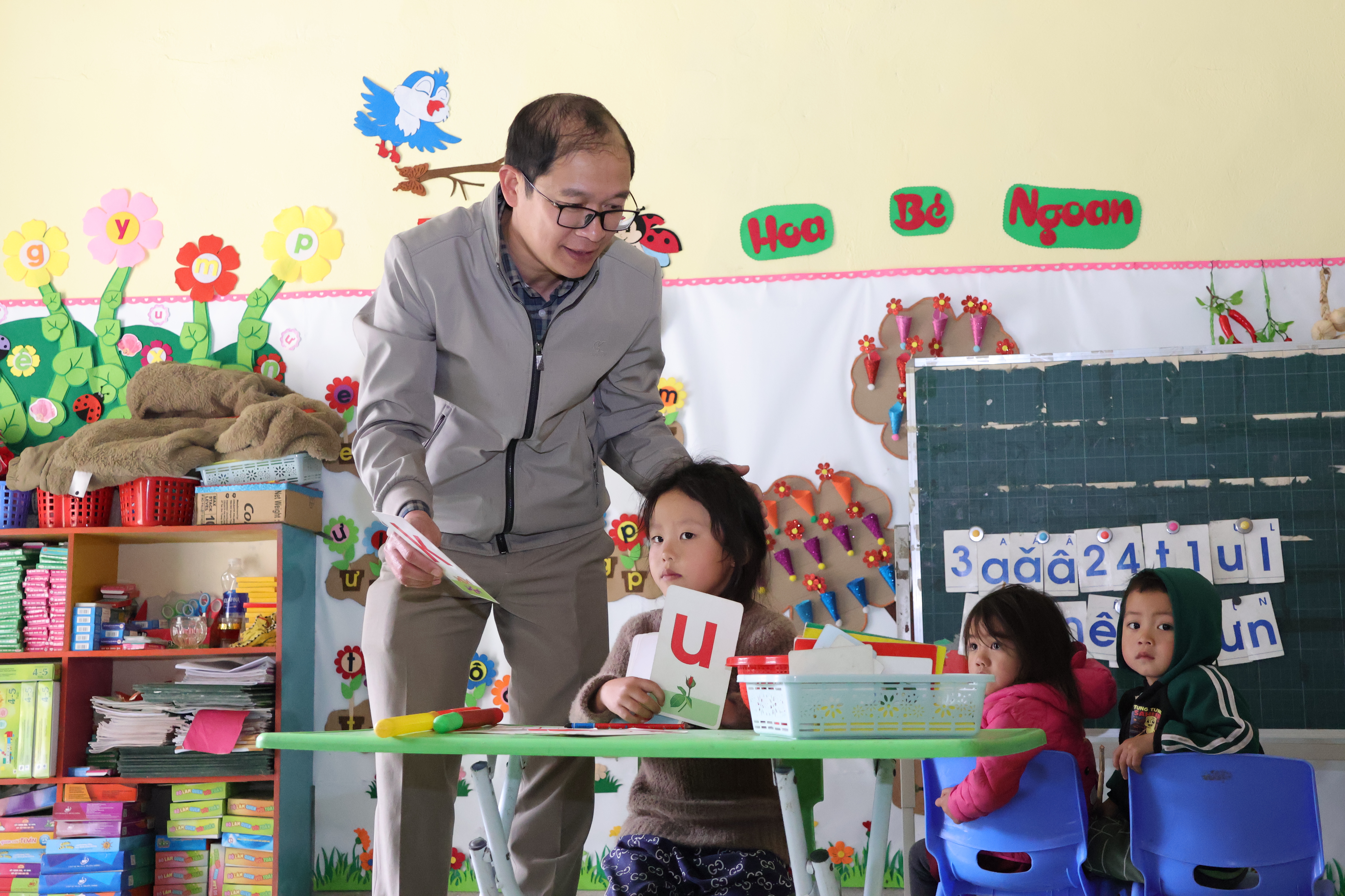 Đồng chí Phàn Minh Pú kiểm tra, động viên nhân dân thôn Sàng Sò phát triển kinh tế