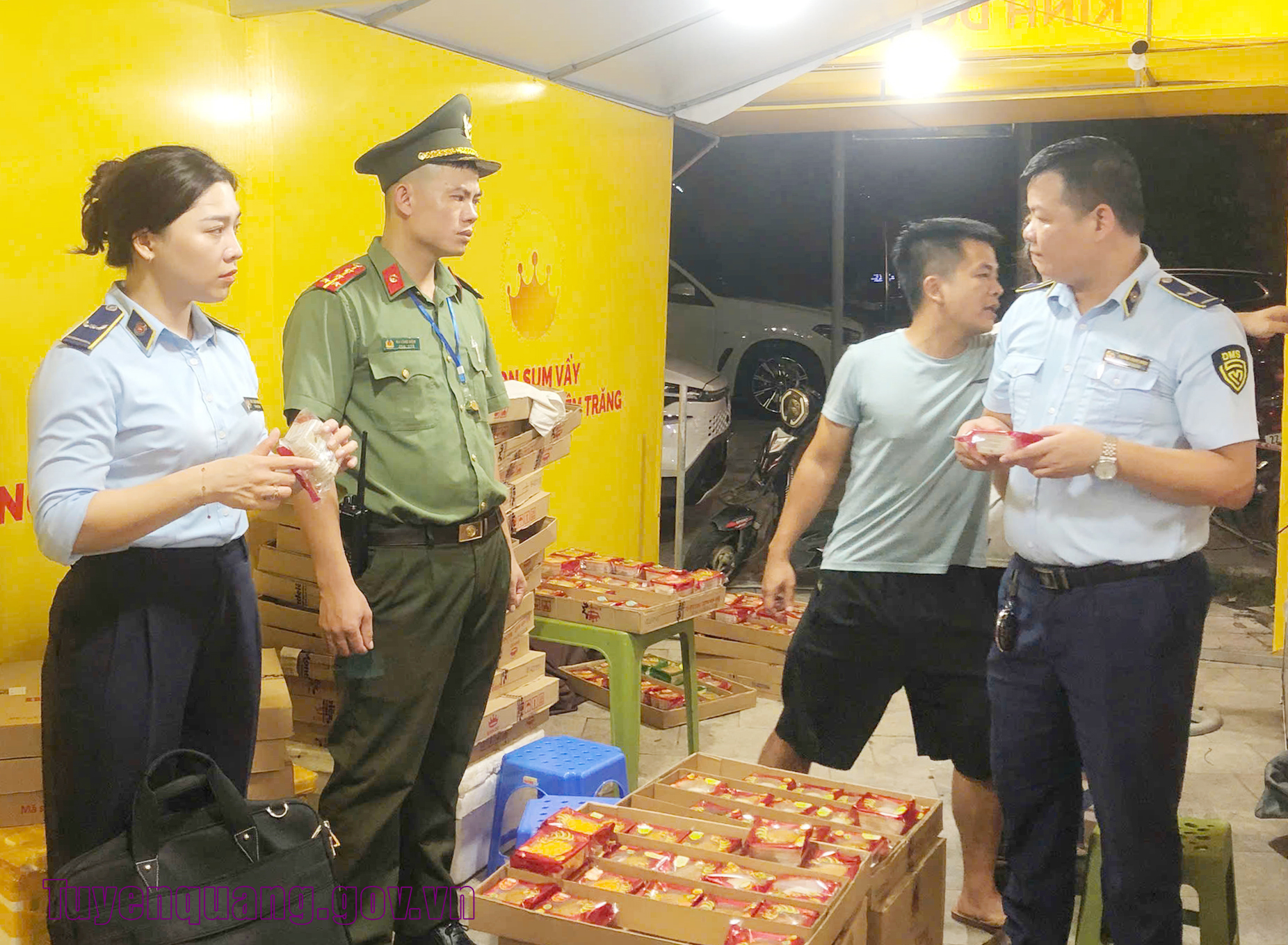 Tuyên Quang đồng loạt ra quân kiểm tra thị trường dịp Tết Trung thu, Lễ hội Thành Tuyên năm 2025 và hoạt động kinh doanh sách giáo khoa