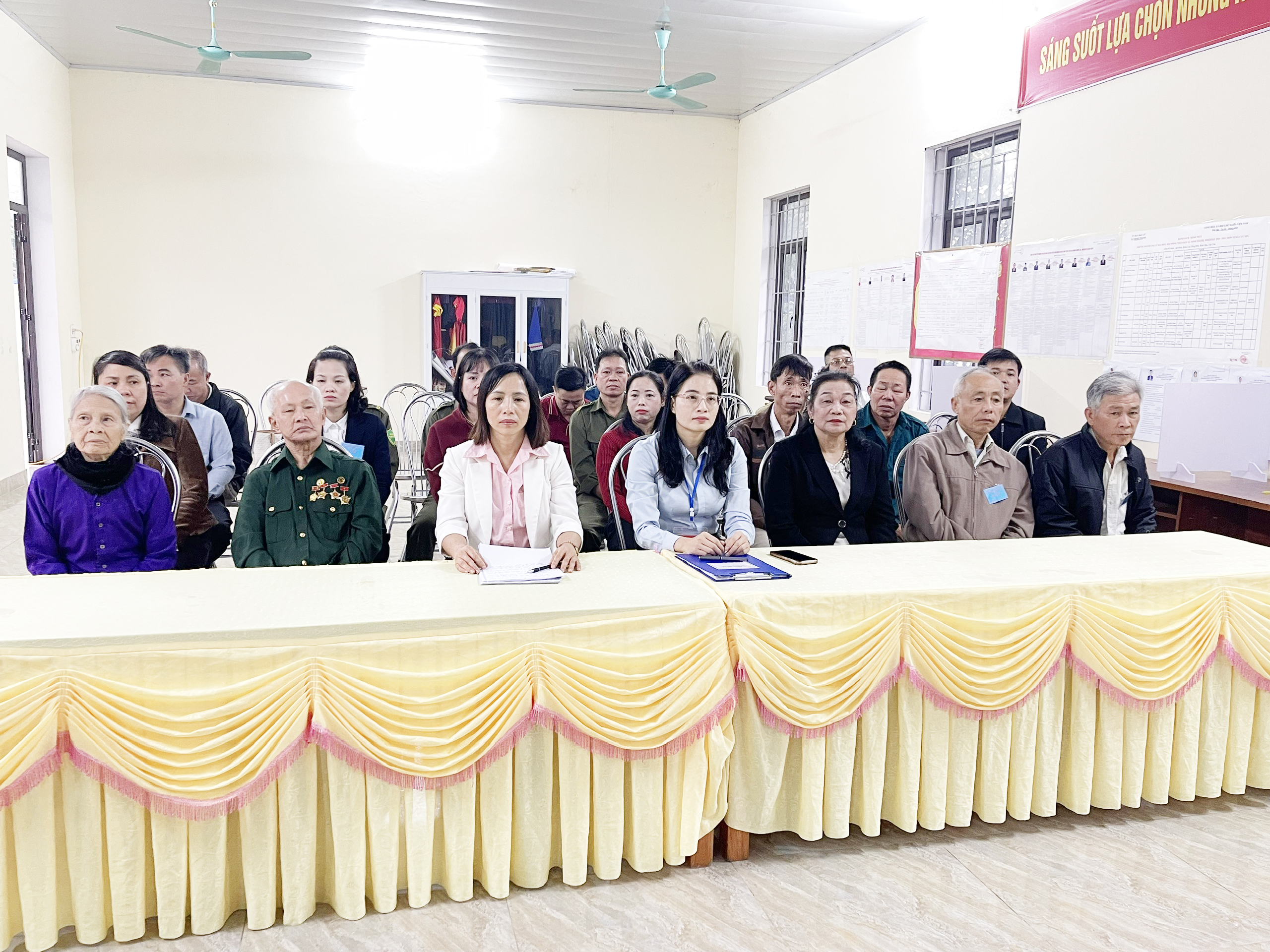 Khai mạc bầu cử đại biểu Quốc hội khóa XVI và HĐND các cấp tại khu vực bỏ phiếu số 04, xã Minh Thanh