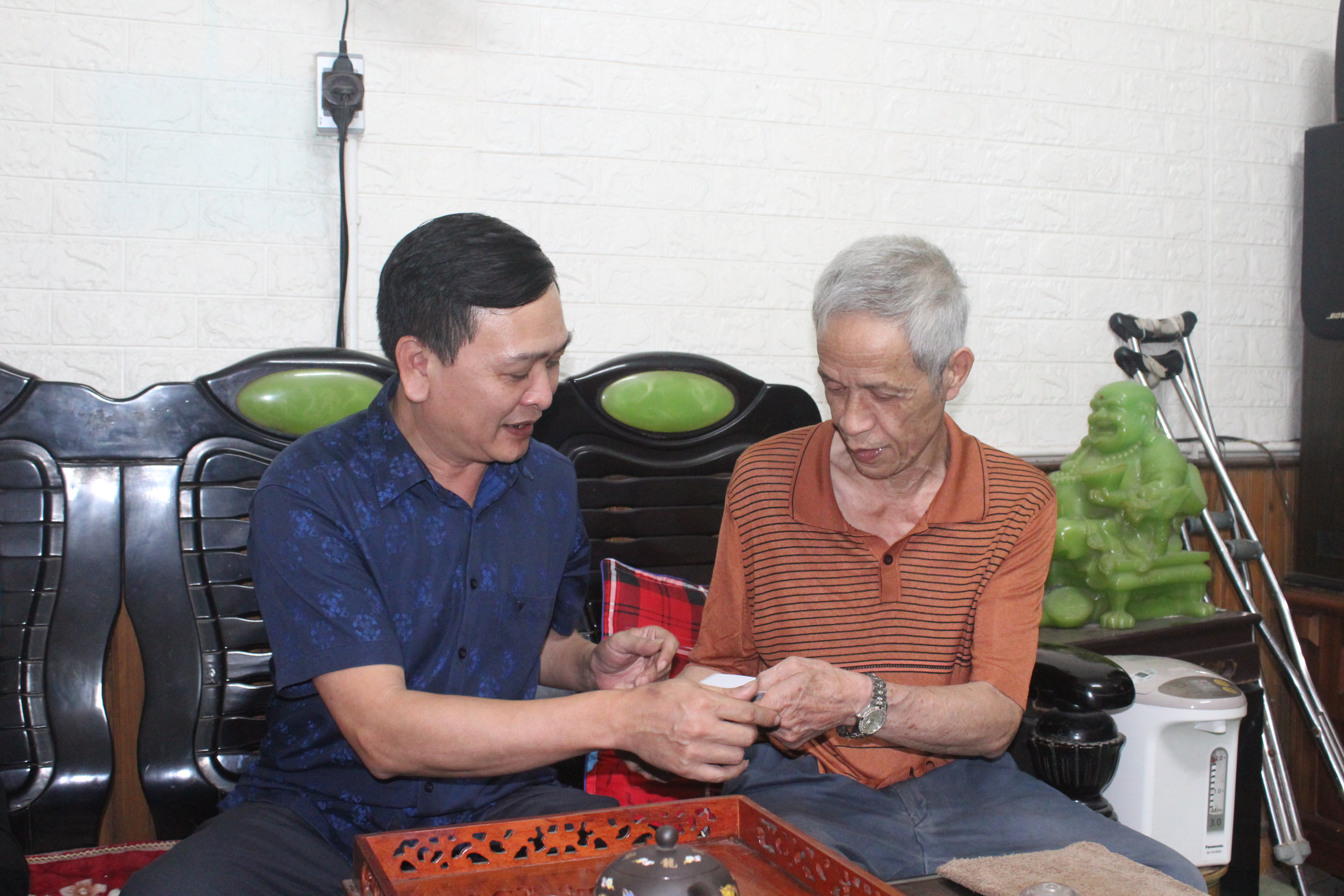 Phó Bí thư Thường trực Đảng ủy phường Hà Giang 2 Phan Danh Hiển tặng quà người khuyết tật