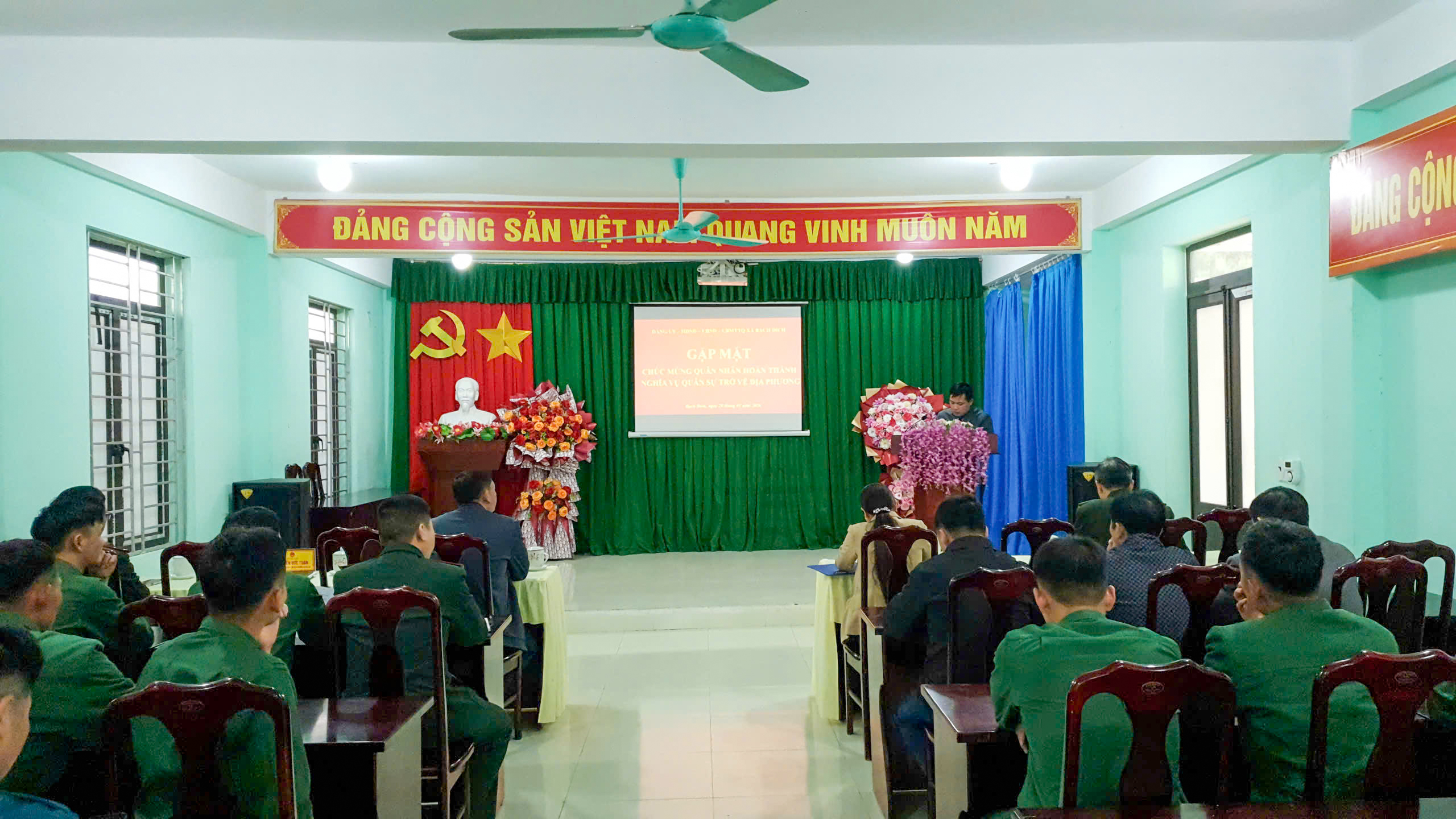 Bạch Đích tổ chức gặp mặt, chúc mừng quân nhân hoàn thành nghĩa vụ quân sự trở về địa phương