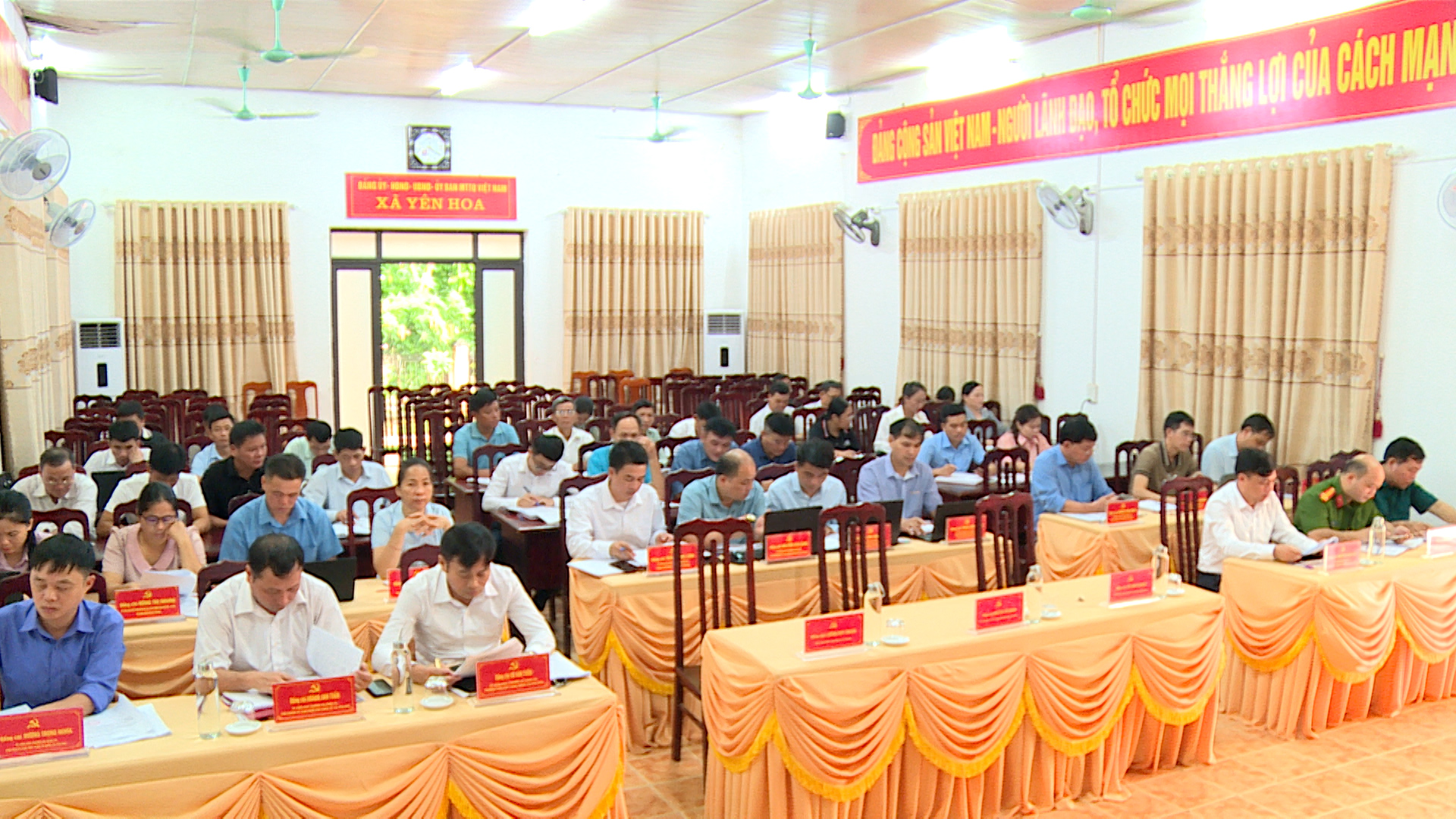 Phỏng vấn Anh Vũ Đình Duy, Phó Chủ tịch UBND xã Yên Hoa.00_01_55_18.Still003.jpg