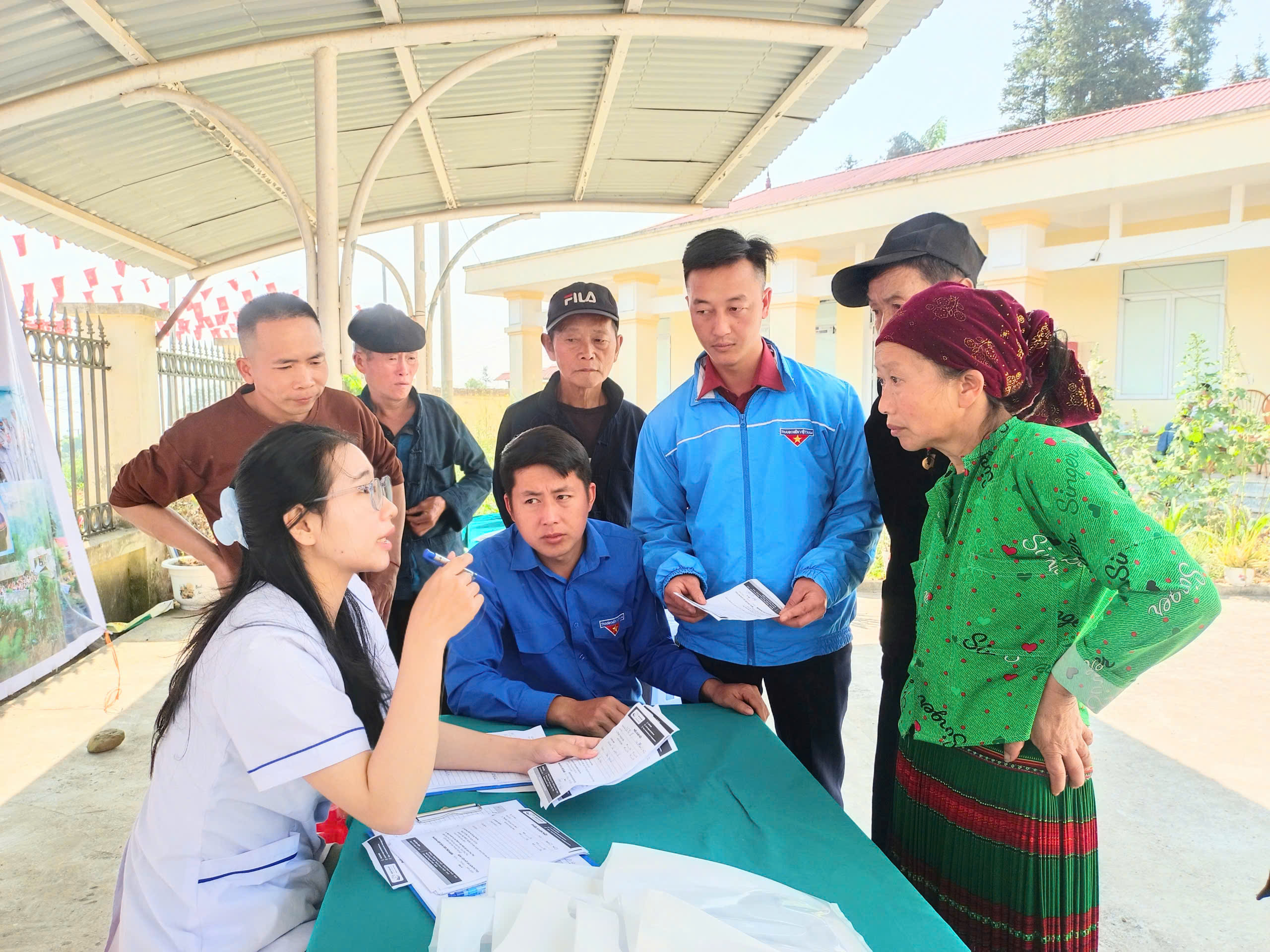 Khám sức khỏe và cấp phát thuốc miễn phí cho người dân xã Khâu Vai