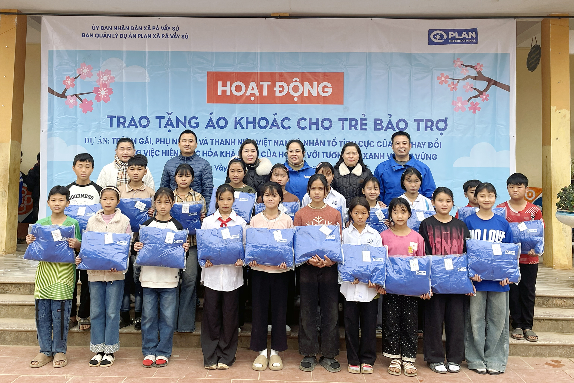 Tổ chức Plan tặng áo rét cho trẻ bảo trợ trên địa bàn xã Pà Vầy Sủ