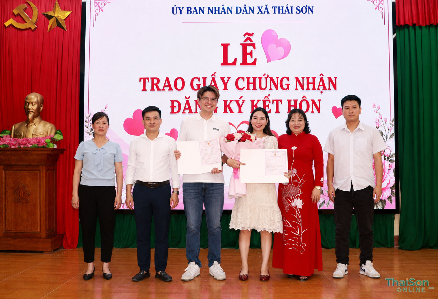 Trao giấy chứng nhận đăng ký kết hôn - lan tỏa giá trị nhân văn từ mô hình “Chính quyền thân thiện, vì Nhân dân phục vụ”.