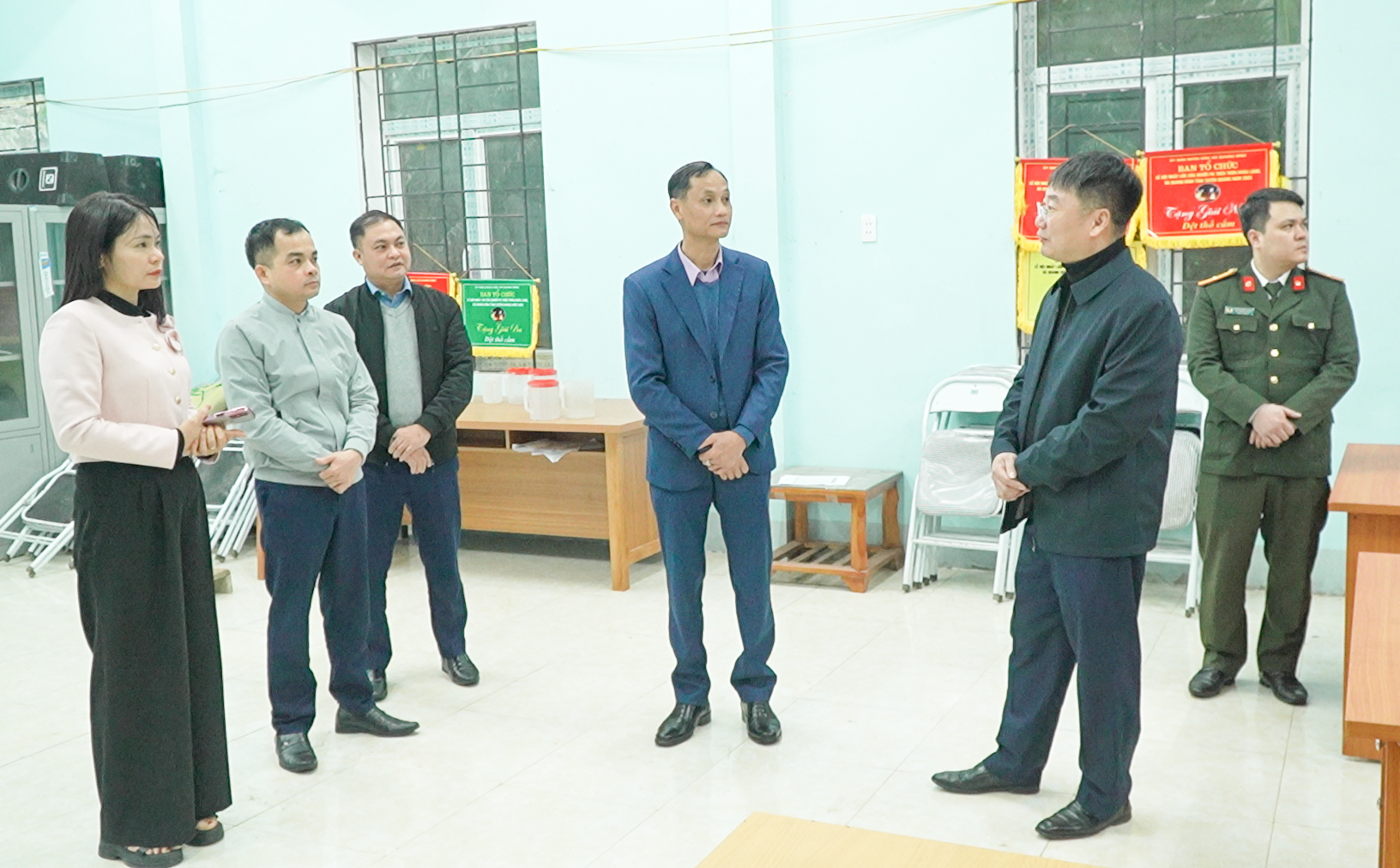 Đồng ch&iacute; B&ugrave;i Xu&acirc;n Hải, Ph&oacute; b&iacute; thư, Chủ tịch UBND x&atilde; Quang B&igrave;nh c&ugrave;ng đo&agrave;n c&ocirc;ng kiểm tra số 3 đến kiểm tra thực tế tại c&aacute;c điểm bầu cử