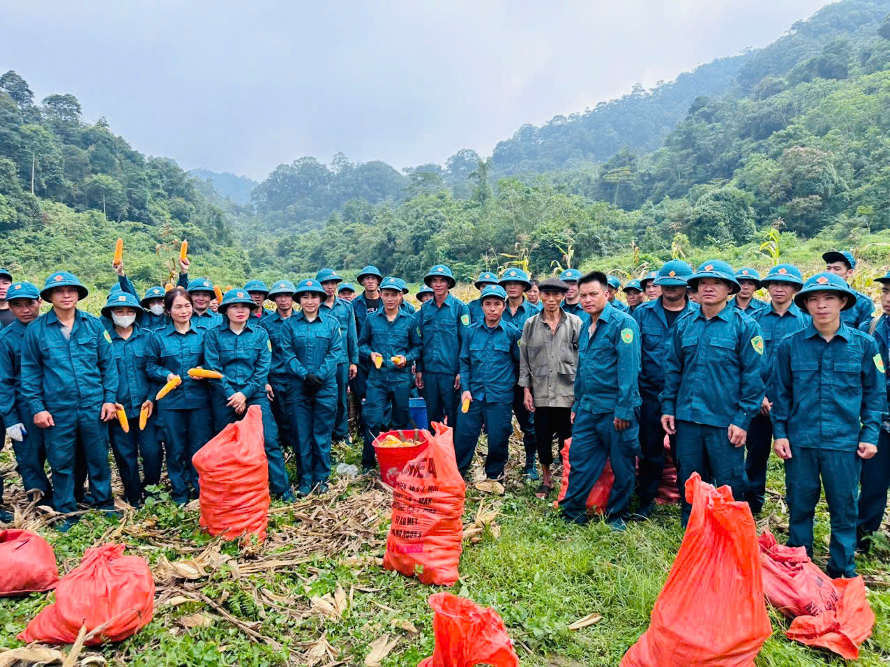 LỰC LƯỢNG DÂN QUÂN BAN CHỈ HUY QUÂN SỰ XÃ CÔN LÔN HỖ TRỢ GIA ĐÌNH QUÂN NHÂN ĐANG TẠI NGŨ CÓ HOÀN CẢNH KHÓ KHĂN