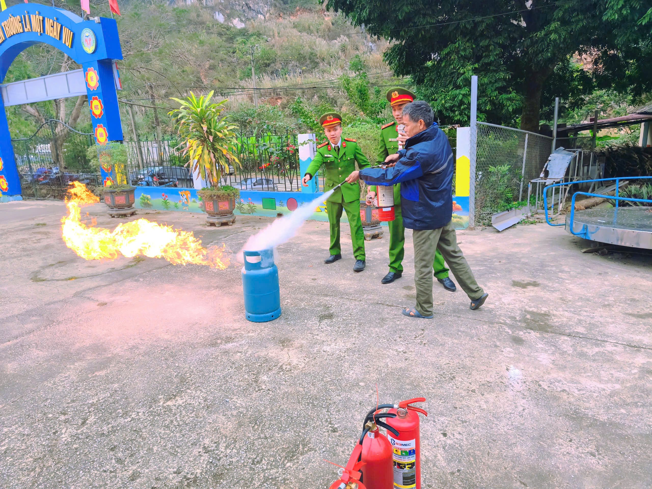 NÂNG CAO NHẬN THỨC, KỸ NĂNG XỬ LÝ TÌNH HUỐNG CHÁY CHO CÁN BỘ, GIÁO VIÊN TRƯỜNG MẦM NON YÊN PHÚ