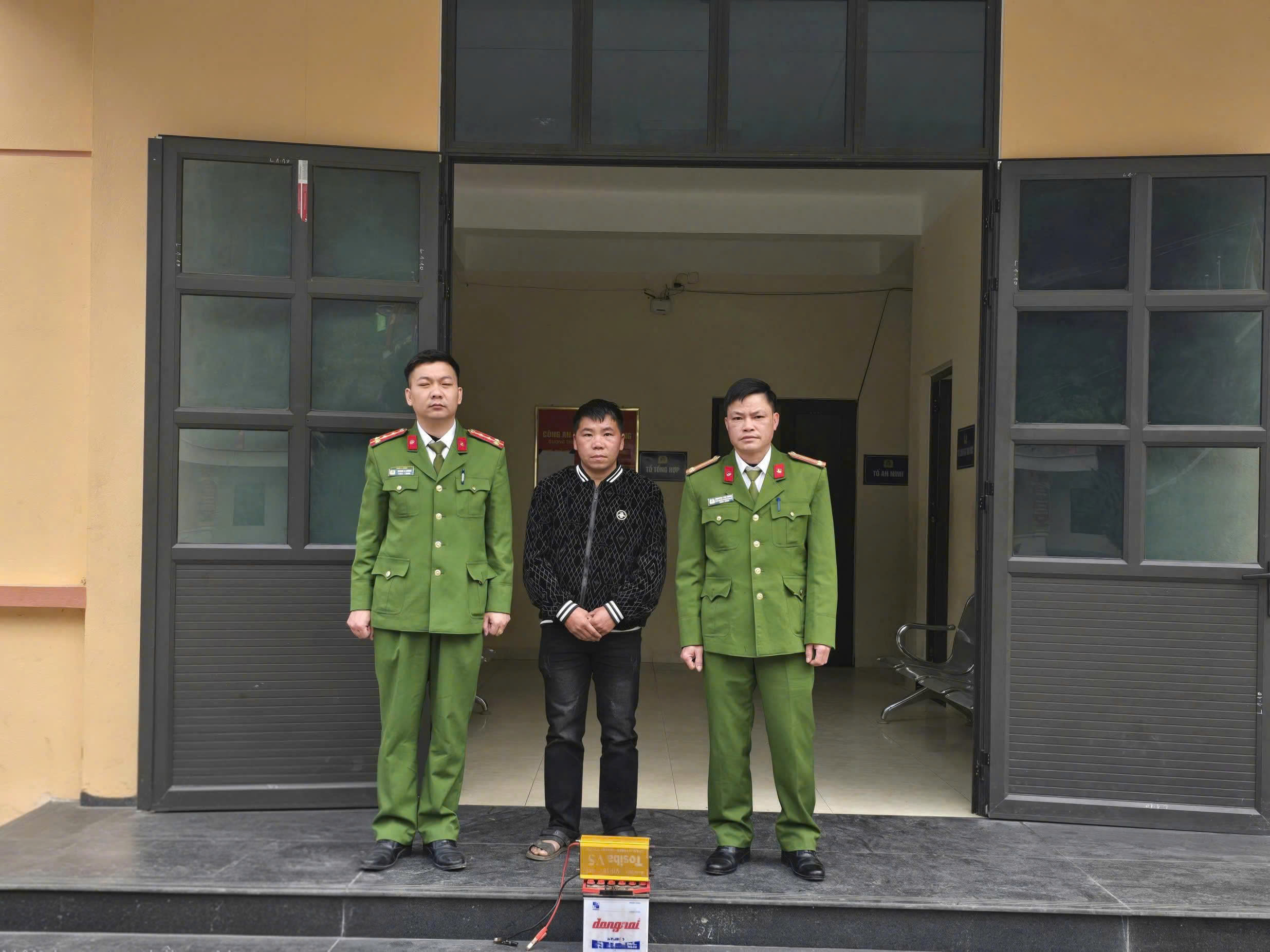 CÔNG AN XÃ ĐƯỜNG THƯỢNG TUYÊN TRUYỀN, VẬN ĐỘNG NGƯỜI DÂN GIAO NỘP SÚNG KÍP VÀ KÍCH ĐIỆN