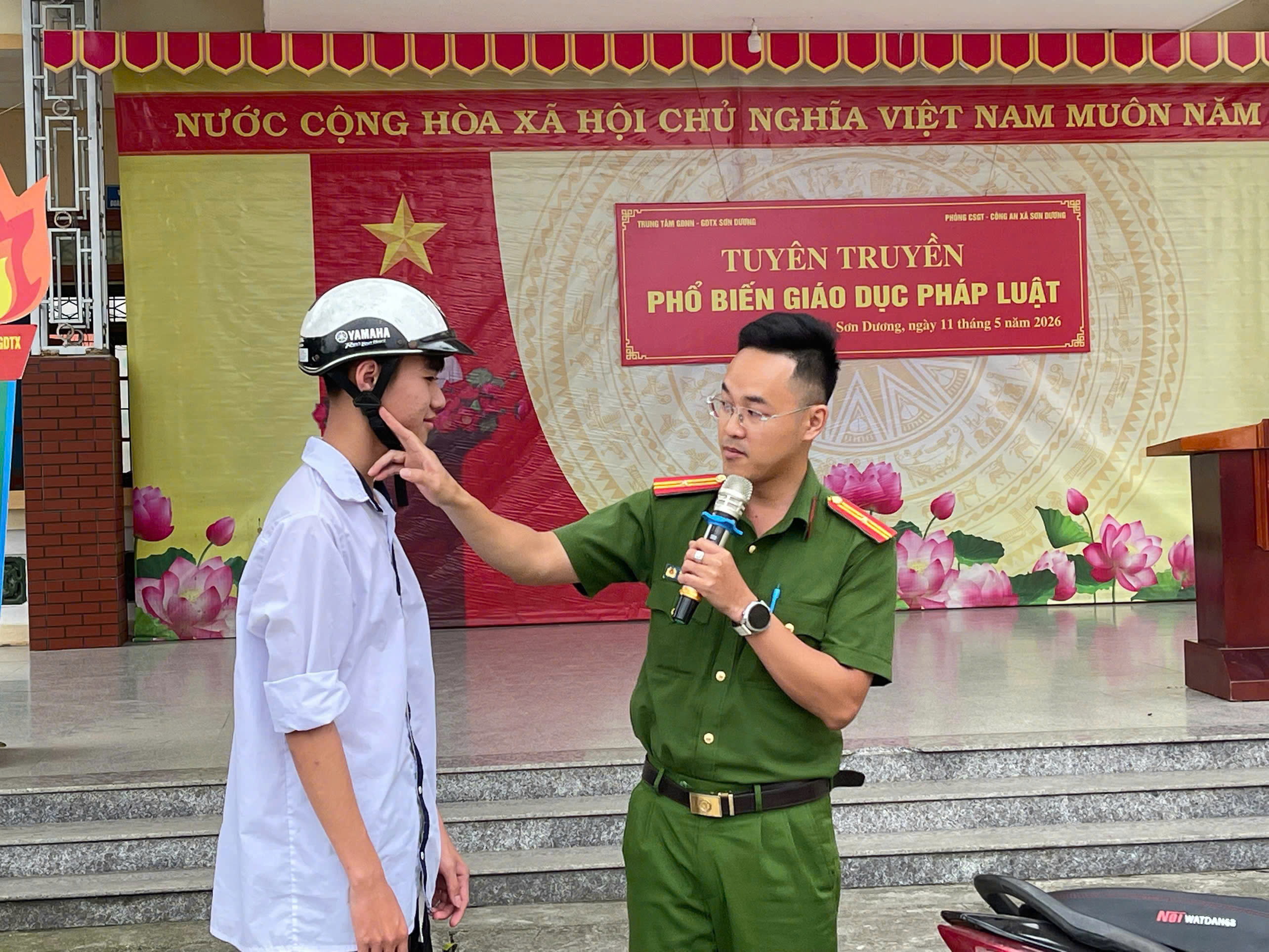 CÔNG AN XÃ SƠN DƯƠNG TĂNG CƯỜNG TUYÊN TRUYỀN PHÁP LUẬT VÀ KỸ NĂNG SỐNG TRONG TRƯỜNG HỌC