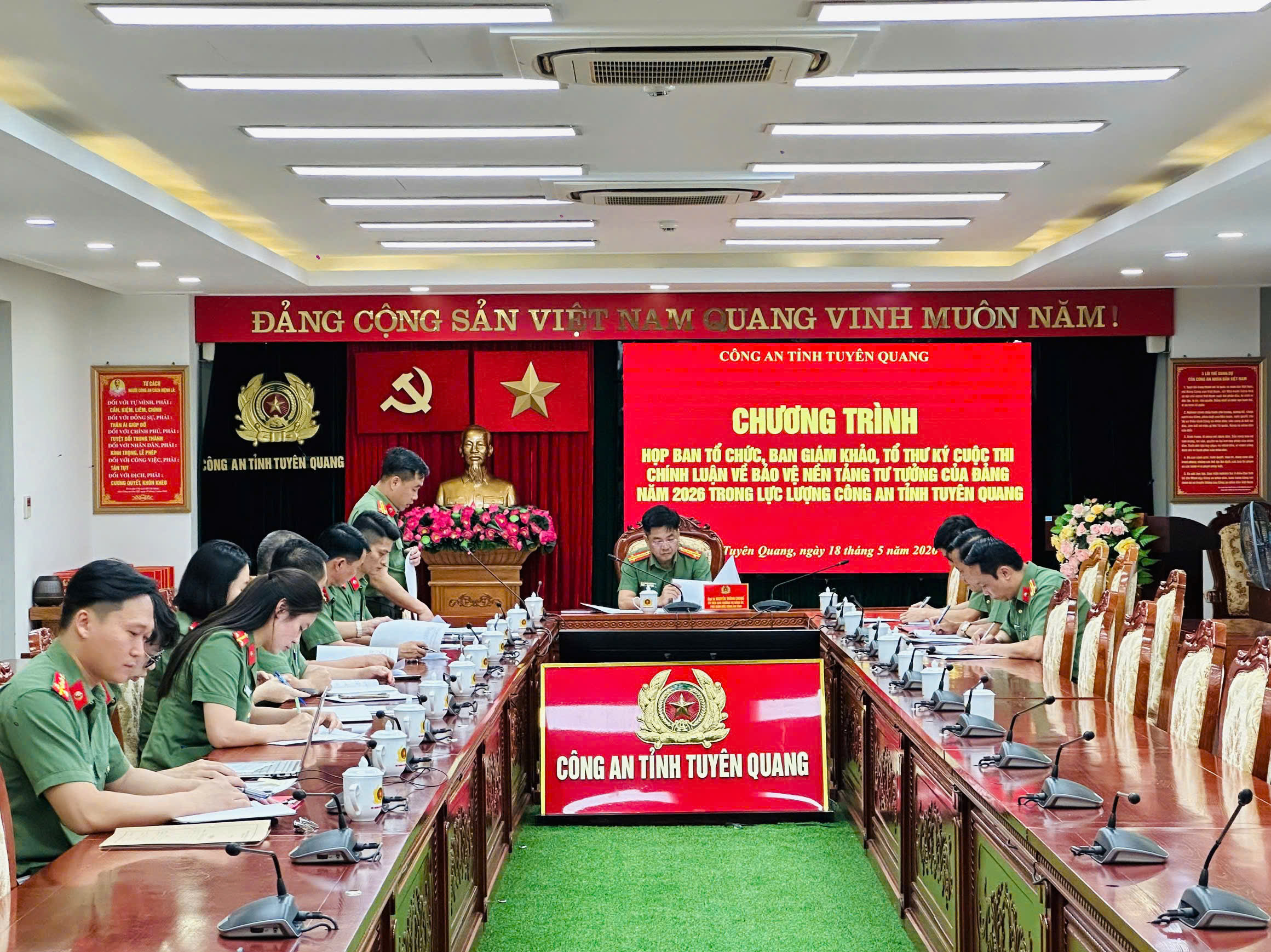 HỌP BAN TỔ CHỨC, BAN GIÁM KHẢO VÀ TỔ THƯ KÝ CUỘC THI CHÍNH LUẬN VỀ BẢO VỆ NỀN TẢNG TƯ TƯỞNG CỦA ĐẢNG NĂM 2026 