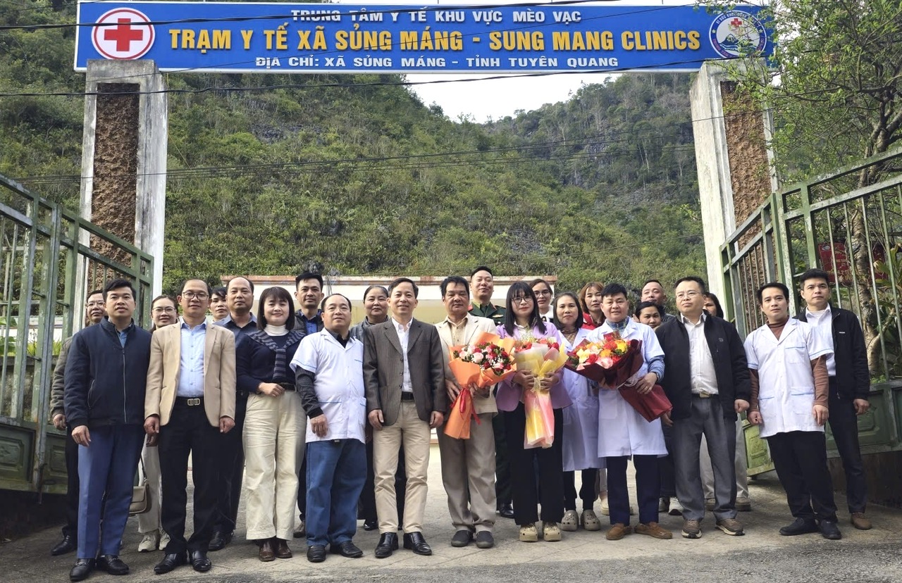 Các đồng chí lãnh đạo xã thăm, chúc mừng đội ngũ y, bác sĩ nhân Ngày Thầy thuốc Việt Nam 27/02