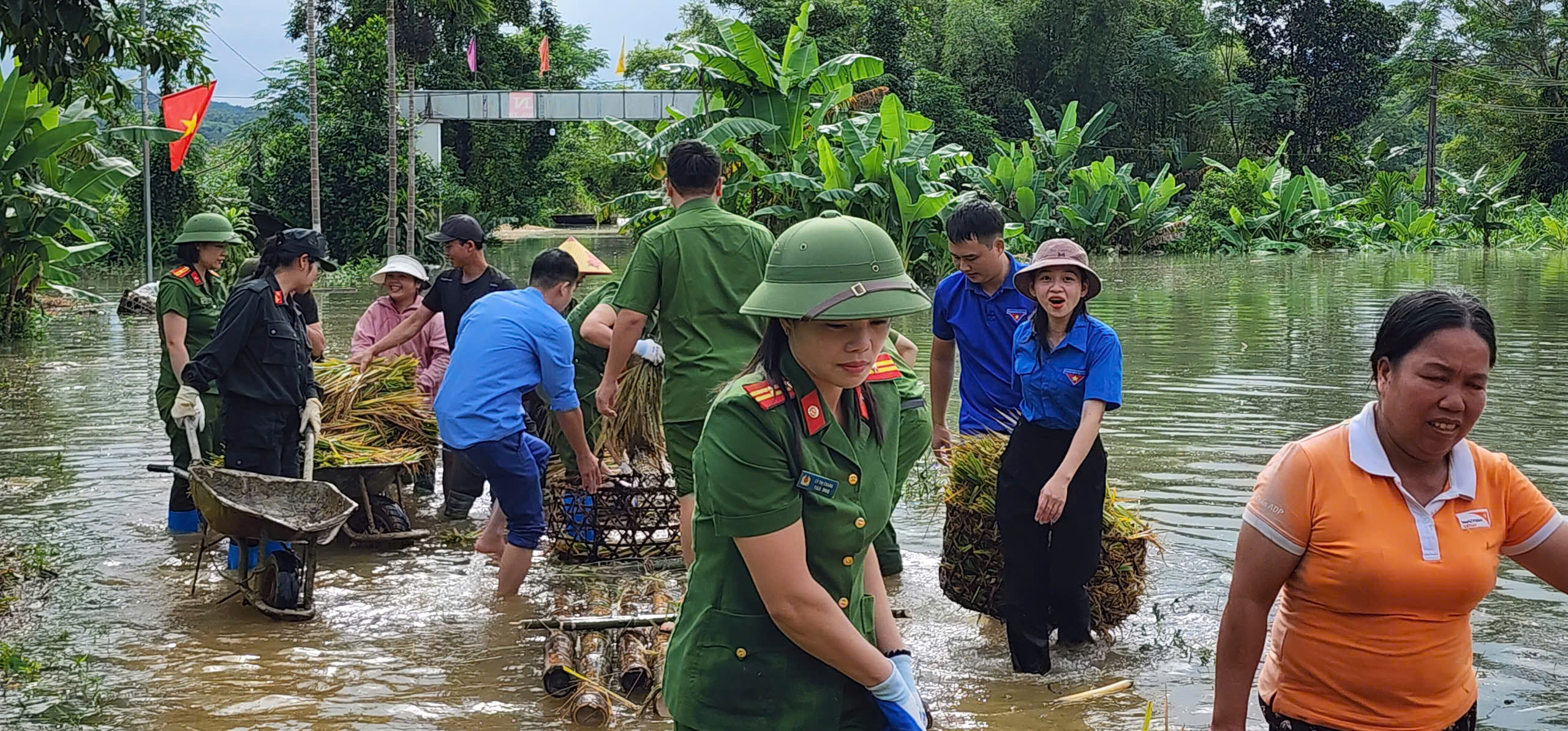 CBCS CÔNG AN XÃ BẮC QUANG CỨU HỘ NHÂN DÂN TRONG MƯA LŨ 