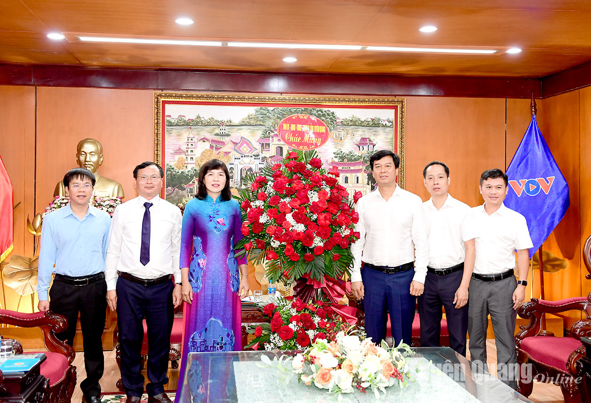 Phó Chủ tịch Thường trực HĐND tỉnh Phạm Thị Minh Xuân chúc mừng các cơ quan báo chí Trung ương 