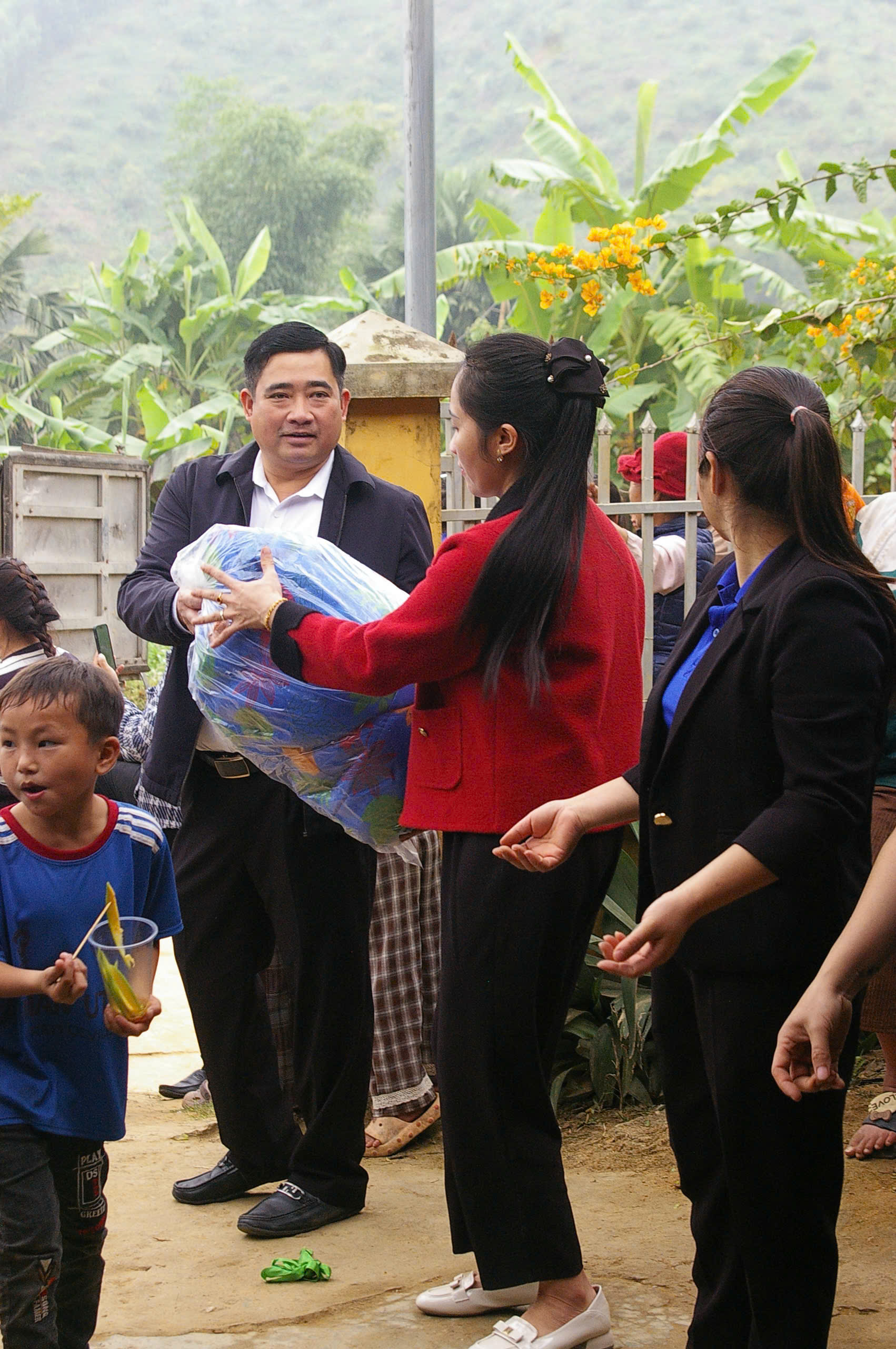 Chương trình ý nghĩa “Yêu thương về bản – Phiên chợ tết 0 đồng”