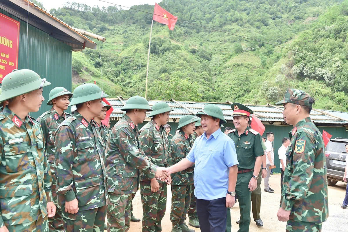 Đồng chí Bí thư Tỉnh ủy Hầu A Lềnh thăm, động viên, tặng quà lực lượng rà phá bom mìn, vật nổ trên địa bàn hai xã Xín Mần và Bản Máy