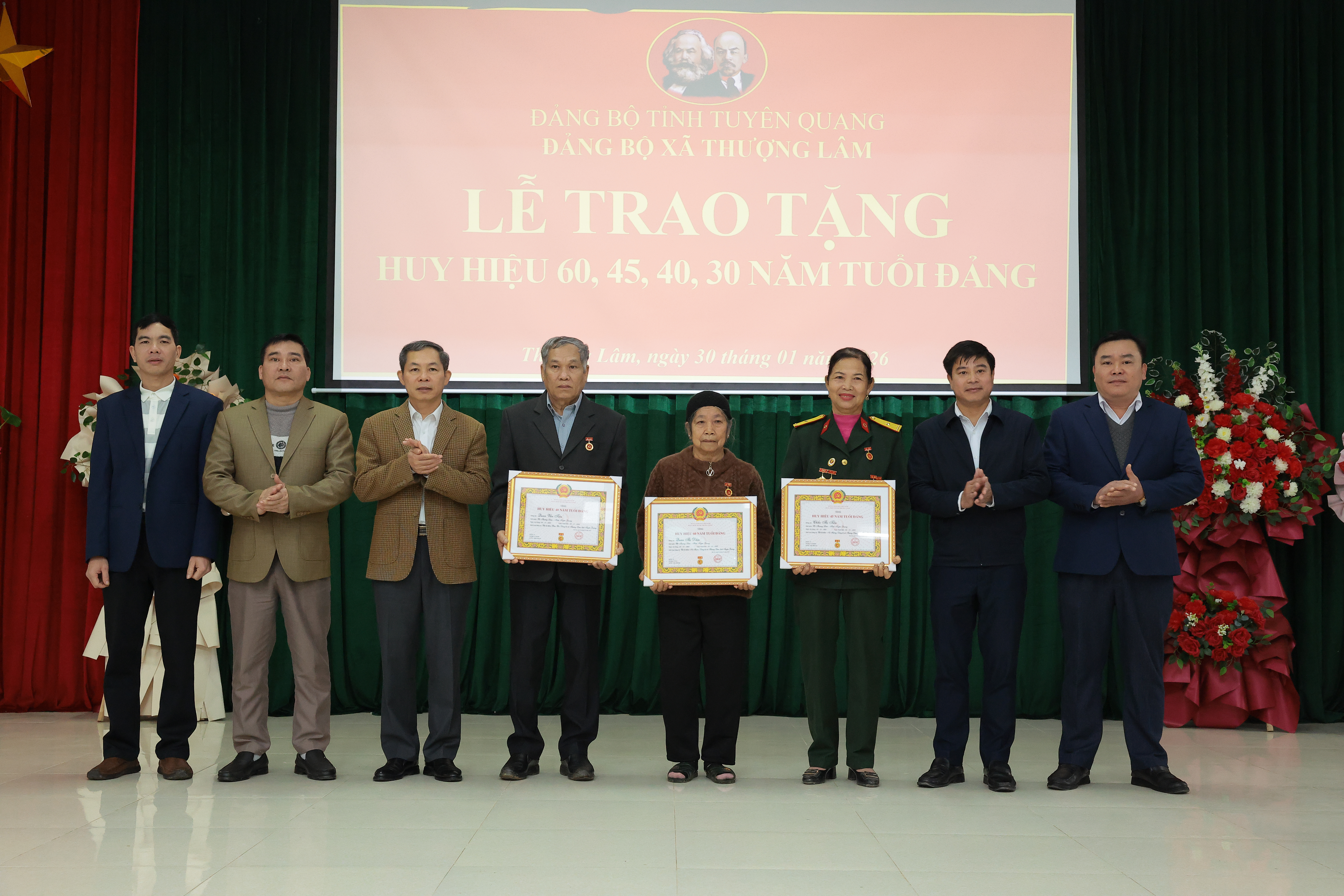 Trao tặng huy hiệu Đảng cho 14 đảng viên Đảng bộ xã Thượng Lâm đợt 3/2