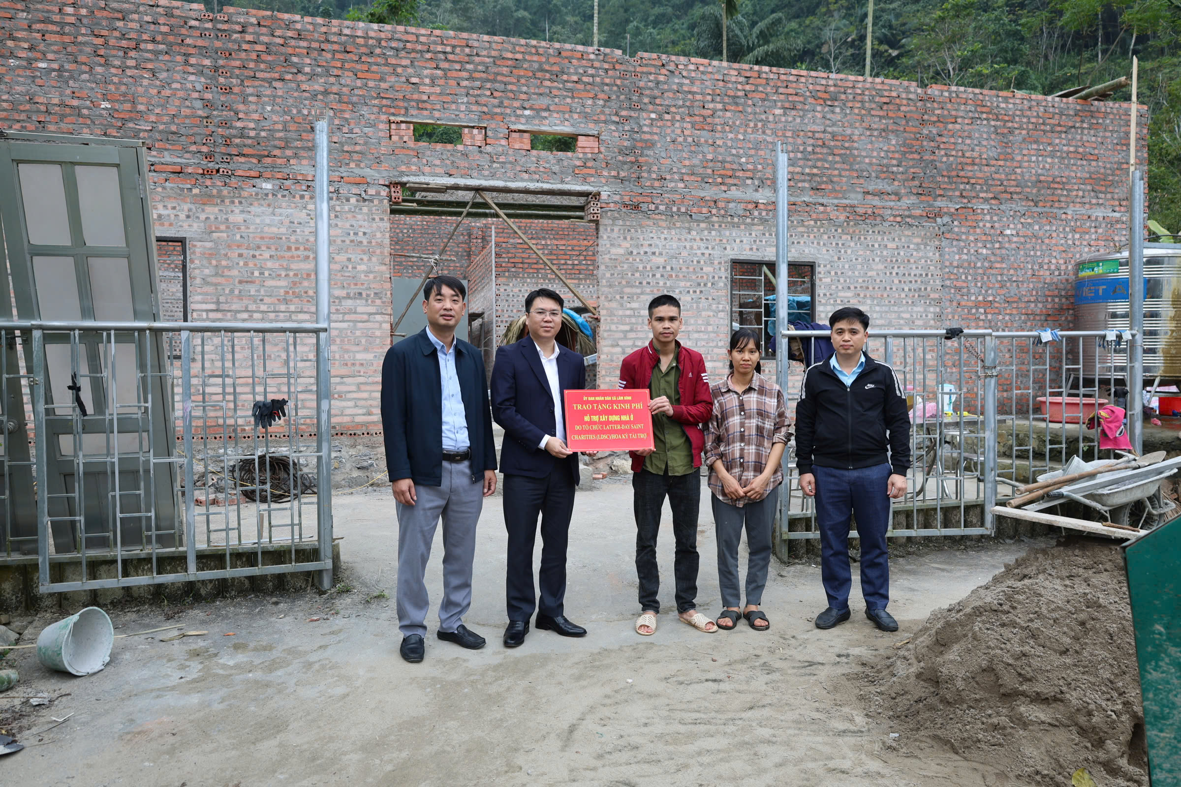 Đồng chí Bí thư Đảng ủy xã trao kinh phí hỗ trợ xây dựng nhà ở cho hộ nghèo, hộ cận nghèo trên địa bàn xã