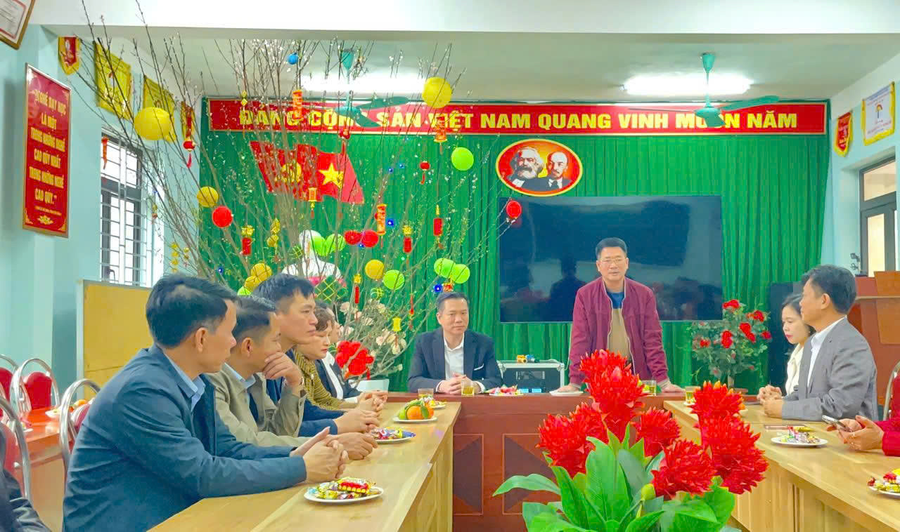 LÃNH ĐẠO XÃ MINH TÂN THĂM VÀ CHÚC TẾT CBGVNV TRƯỜNG PTDTBTTH MINH TÂN.