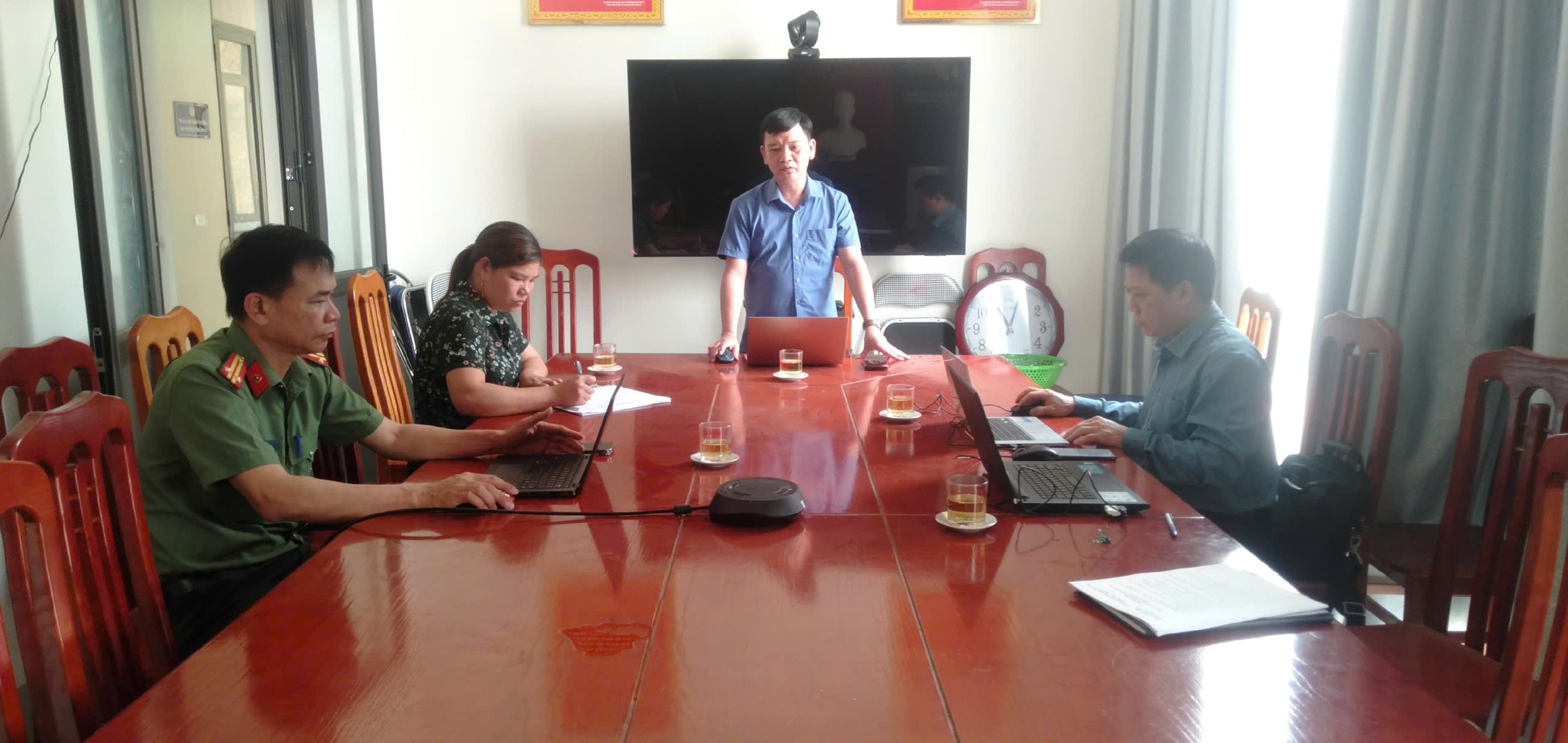 Ban Kinh tế - Ngân sách HĐND xã Đồng Tâm tổ chức phiên họp để thông qua các văn bản phân công nhiệm vụ Trưởng Ban, Phó Trưởng Ban và các ủy viên của Ban kinh tế - Ngân sách HĐND xã