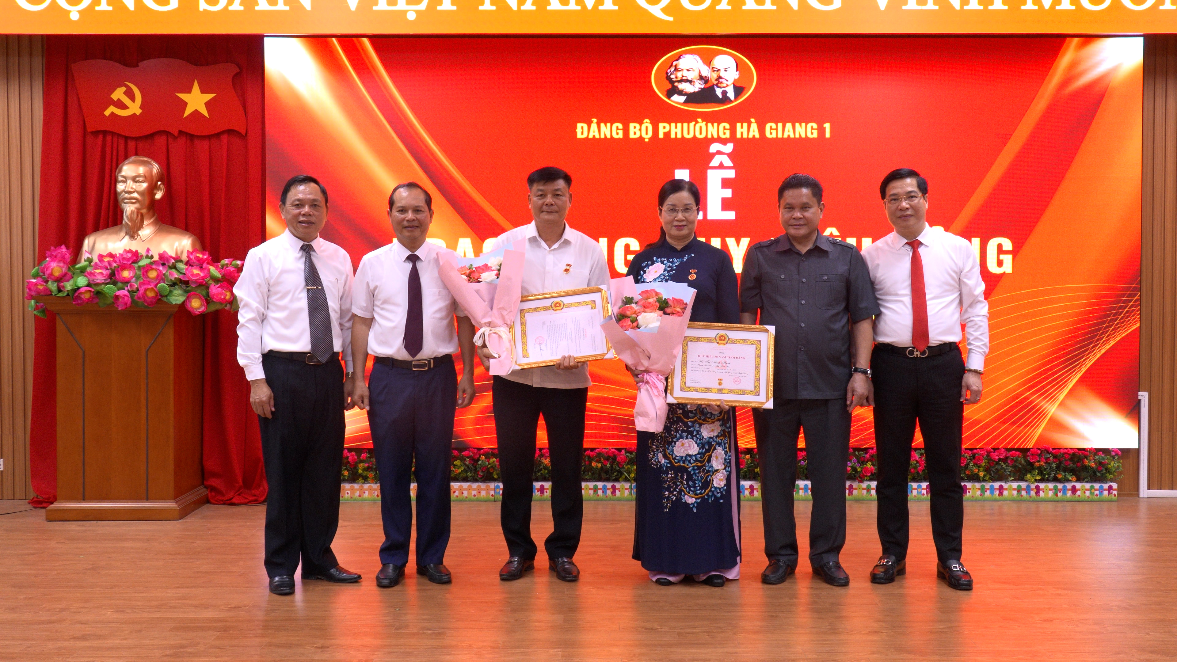 LỄ TRAO HUY HIỆU ĐẢNG ĐỢT 19/5/2026 TẠI PHƯỜNG HÀ GIANG 1