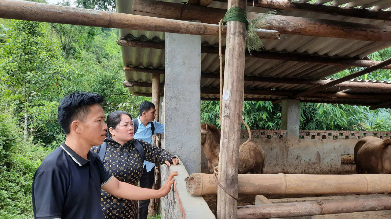 Ủy ban MTTQ xã Giáp Trung Kiểm tra hoạt động vay vốn chương trình giảm nghèo tại thôn Nà Bó