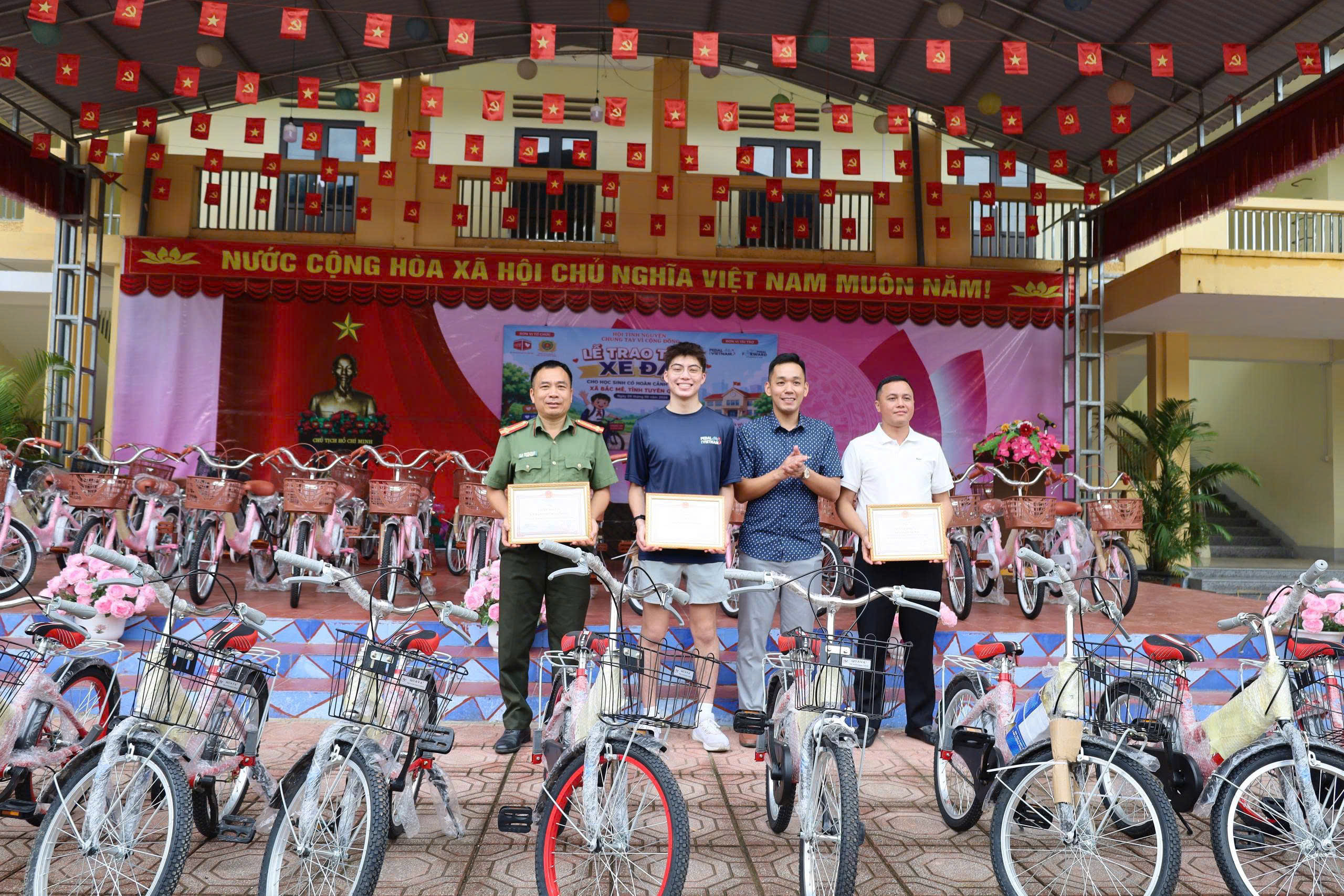 NHỮNG VÒNG XE NÂNG BƯỚC EM ĐẾN TRƯỜNG