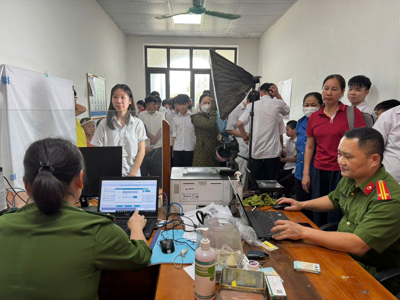 XÃ HÙNG AN TRIỂN KHAI CẤP CĂN CƯỚC VÀ ĐỊNH DANH ĐIỆN TỬ CHO HỌC SINH TRÊN ĐỊA BÀN