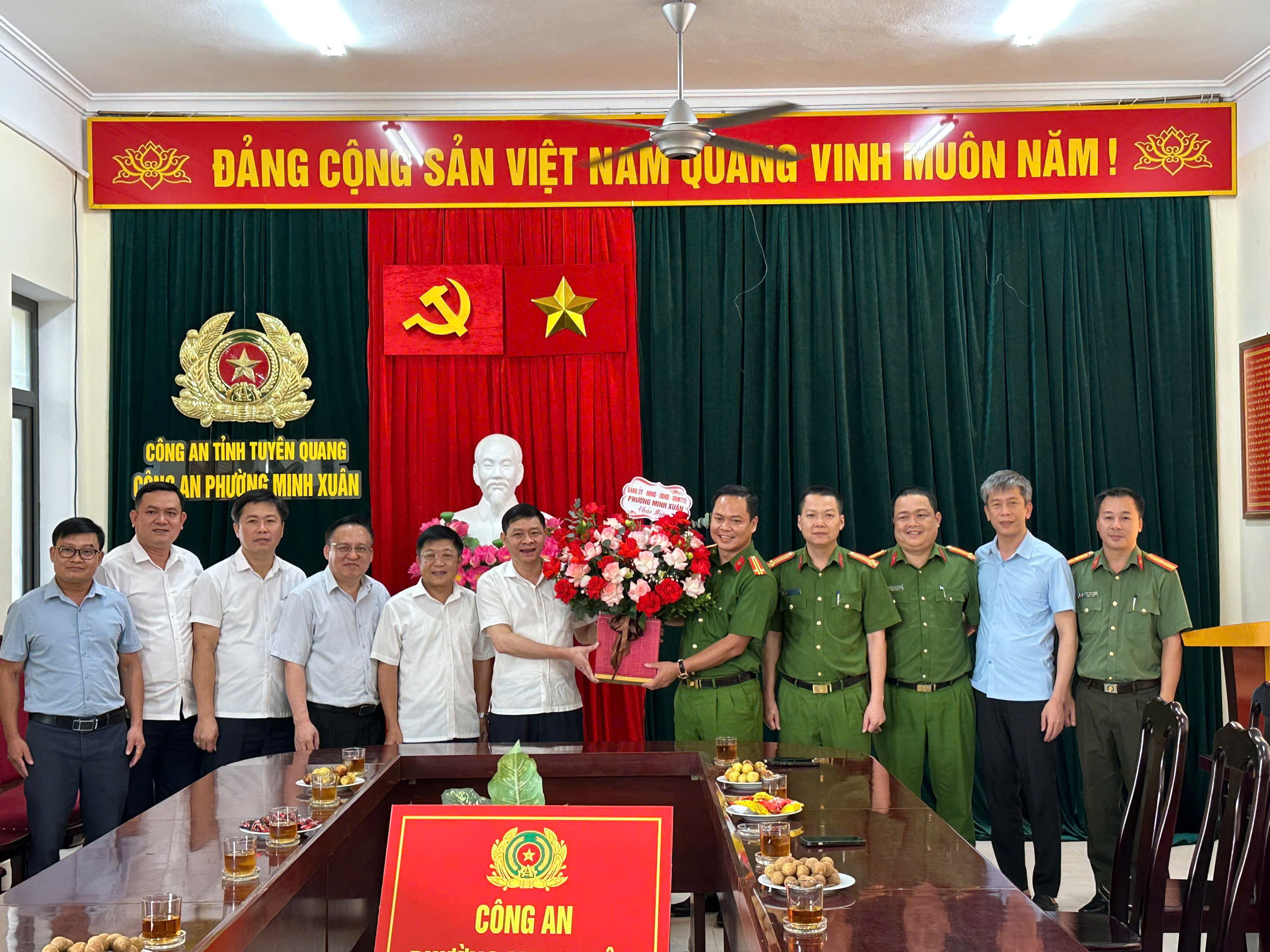 Đồng chí Phạm Quốc Chương, Phó Bí thư Đảng ủy, Chủ tịch UBND phường Minh Xuân đến thăm, chúc mừng cán bộ, chiến sĩ Công an phường Minh Xuân, Nhân kỷ niệm 81 năm Ngày truyền thống Công an nhân dân Việt Nam