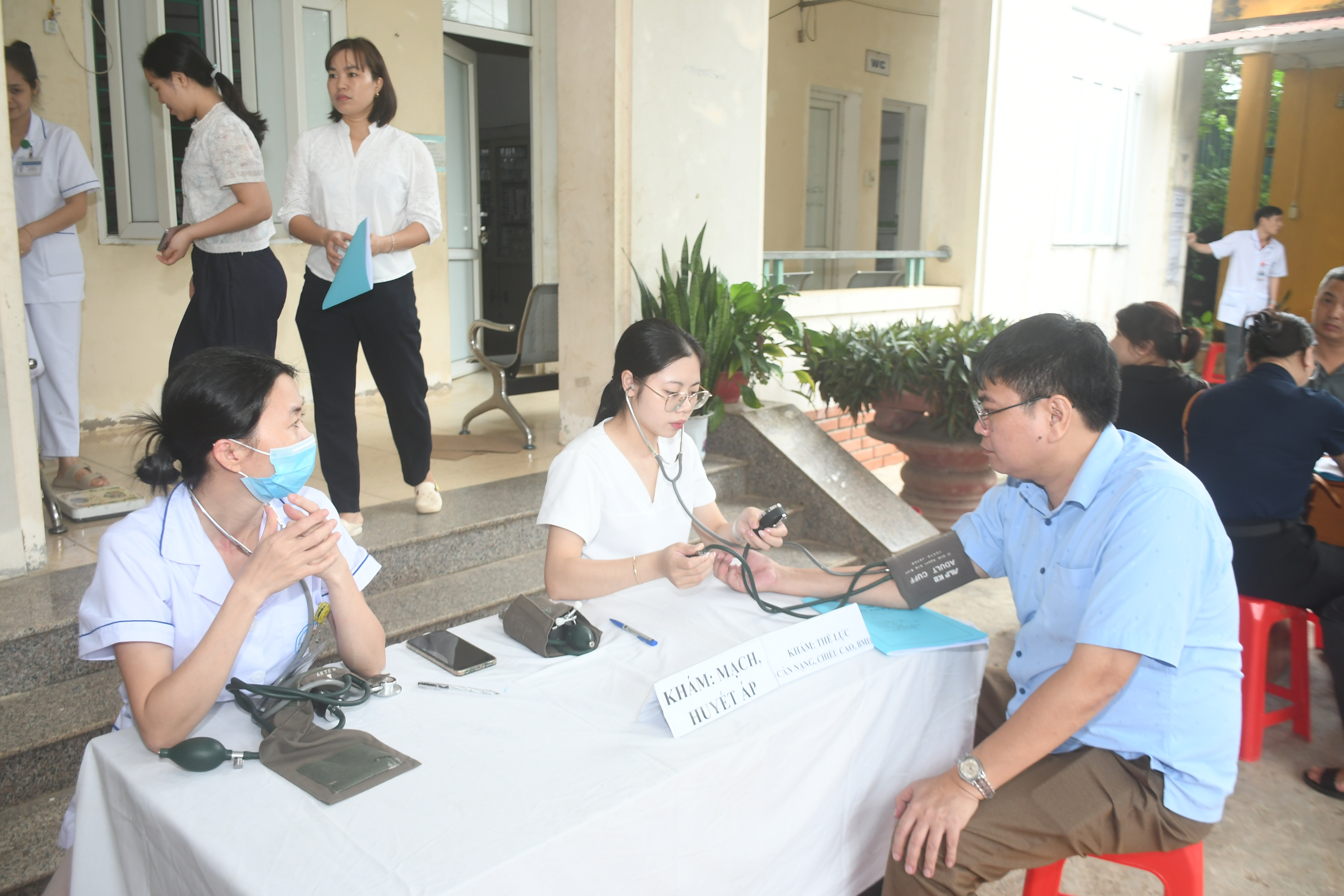 THÁI HÒA TỔ CHỨC KHÁM SỨC KHỎE ĐỊNH KỲ CHO CÁN BỘ, CÔNG CHỨC, VIÊN CHỨC VÀ NGƯỜI LAO ĐỘNG