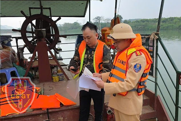 TĂNG CƯỜNG KIỂM TRA, XỬ LÝ VI PHẠM ĐẢM BẢO ATGT ĐƯỜNG THỦY NỘI ĐỊA TRÊN ĐỊA BÀN XÃ LỰC HÀNH