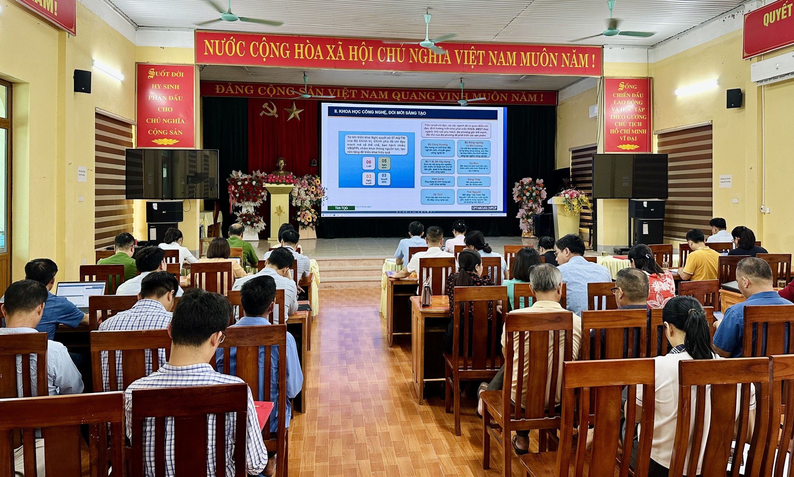 Phiên họp chuyên đề về thúc đẩy phát triển khoa học công nghệ, đổi mới sáng tạo