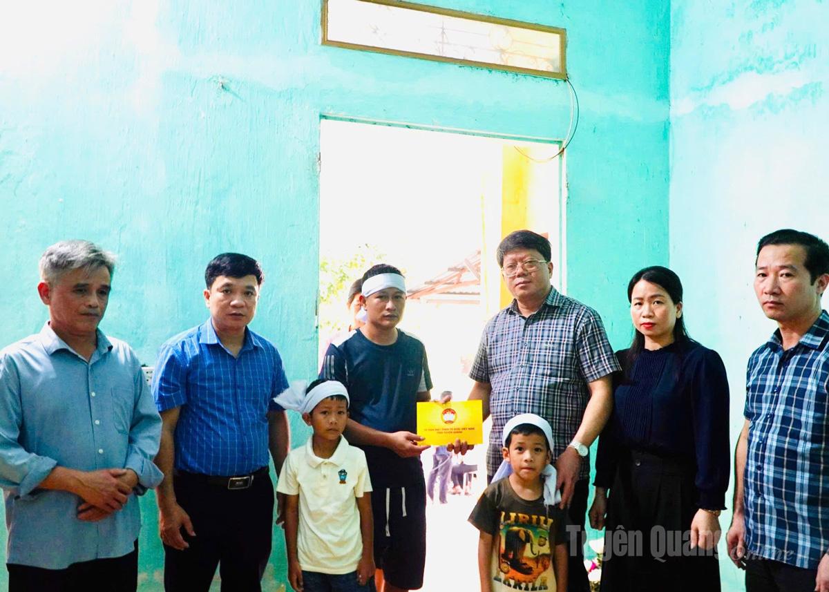 Lãnh đạo Ủy ban MTTQ Việt Nam tỉnh Tuyên Quang thăm hỏi gia đình có người thân bị lũ cuốn trôi tại xã Sơn Thủy