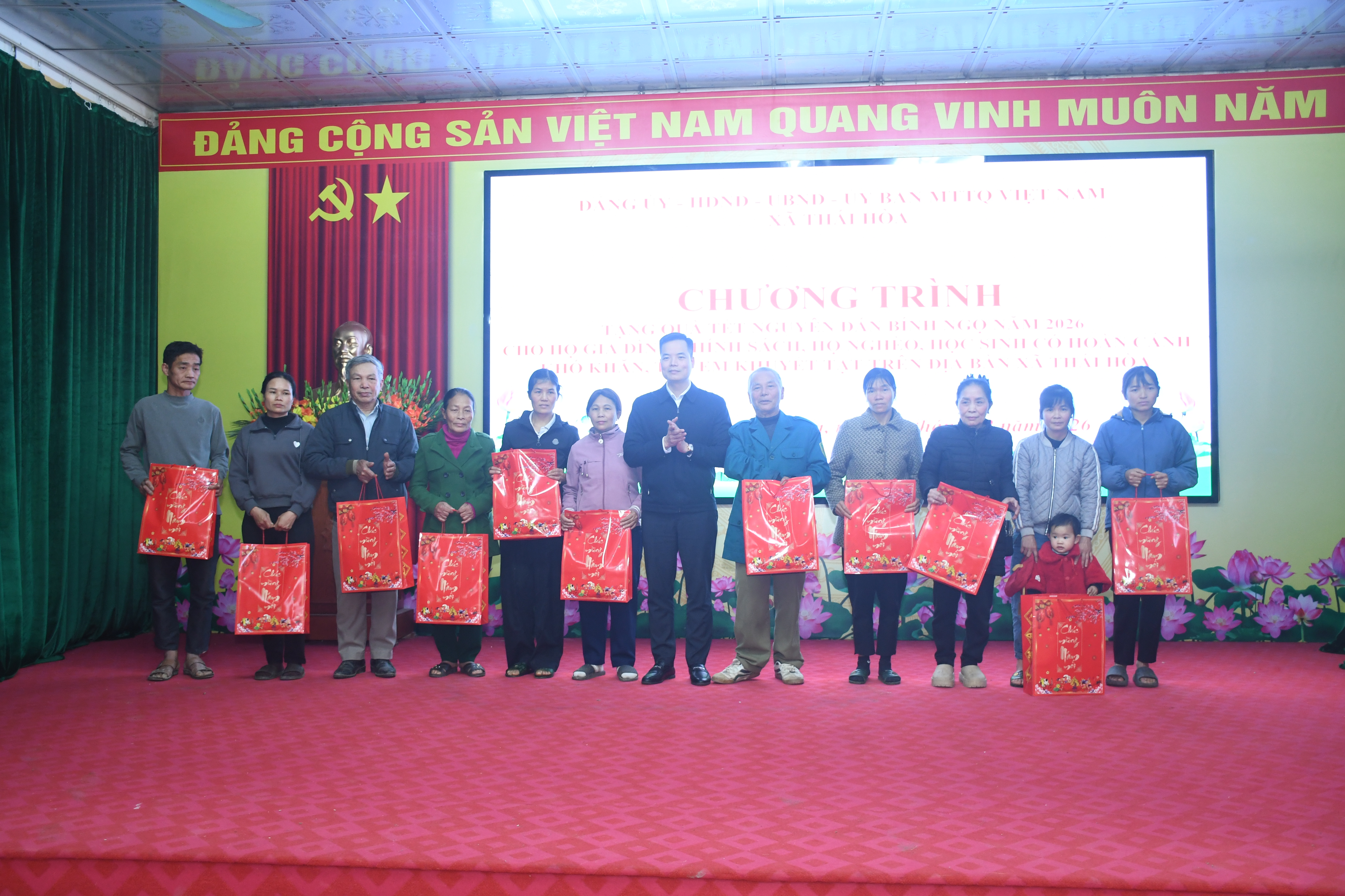 Trên 300 suất quà Tết được trao tặng cho hộ gia đình chính sách, hộ nghèo, hộ cận nghèo, học sinh có hoàn cảnh khó khăn và trẻ em khuyết tật trên địa bàn xã Thái Hòa.