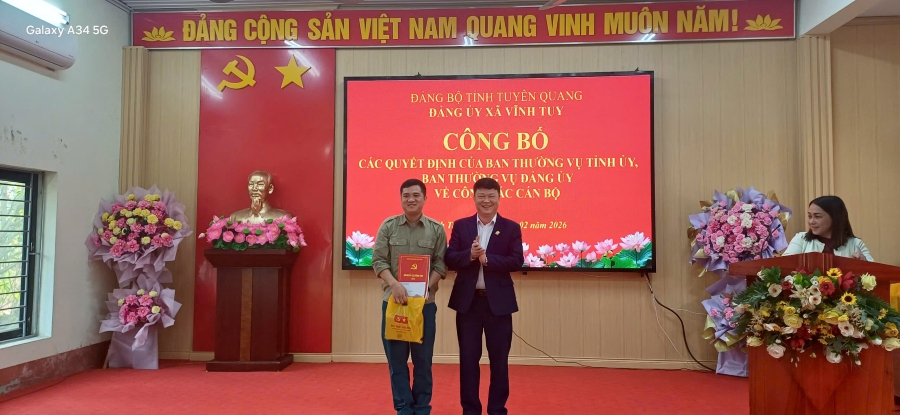 2 C&ocirc;ng bố c&ocirc;ng t&aacute;c c&aacute;n bộ BCH qu&acirc;n sự2.jpg